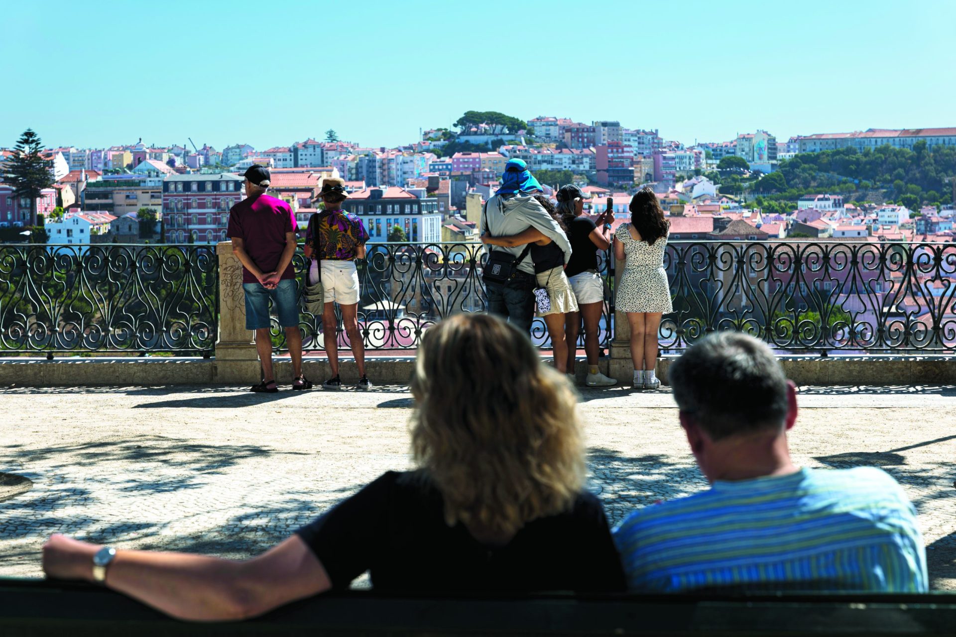 Lisboa. Um dia de verão na capital, entre turistas do mundo inteiro… menos de Portugal