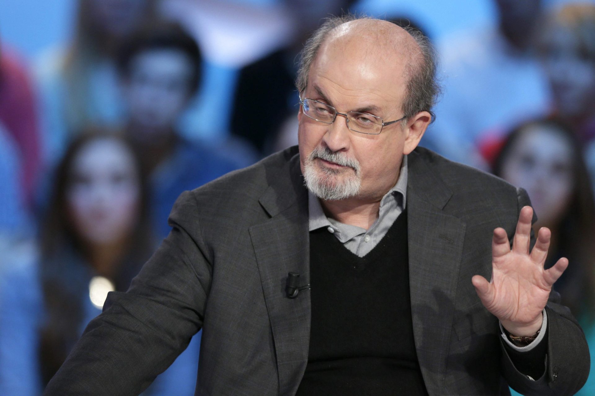 Salman Rushdie esfaqueado em palco numa conferência em Nova Iorque