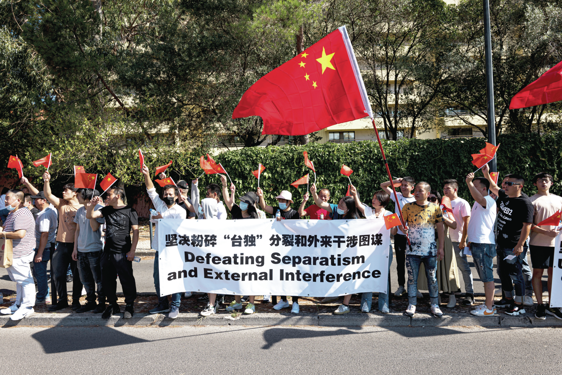 Manifestação chinesa em frente a embaixada americana