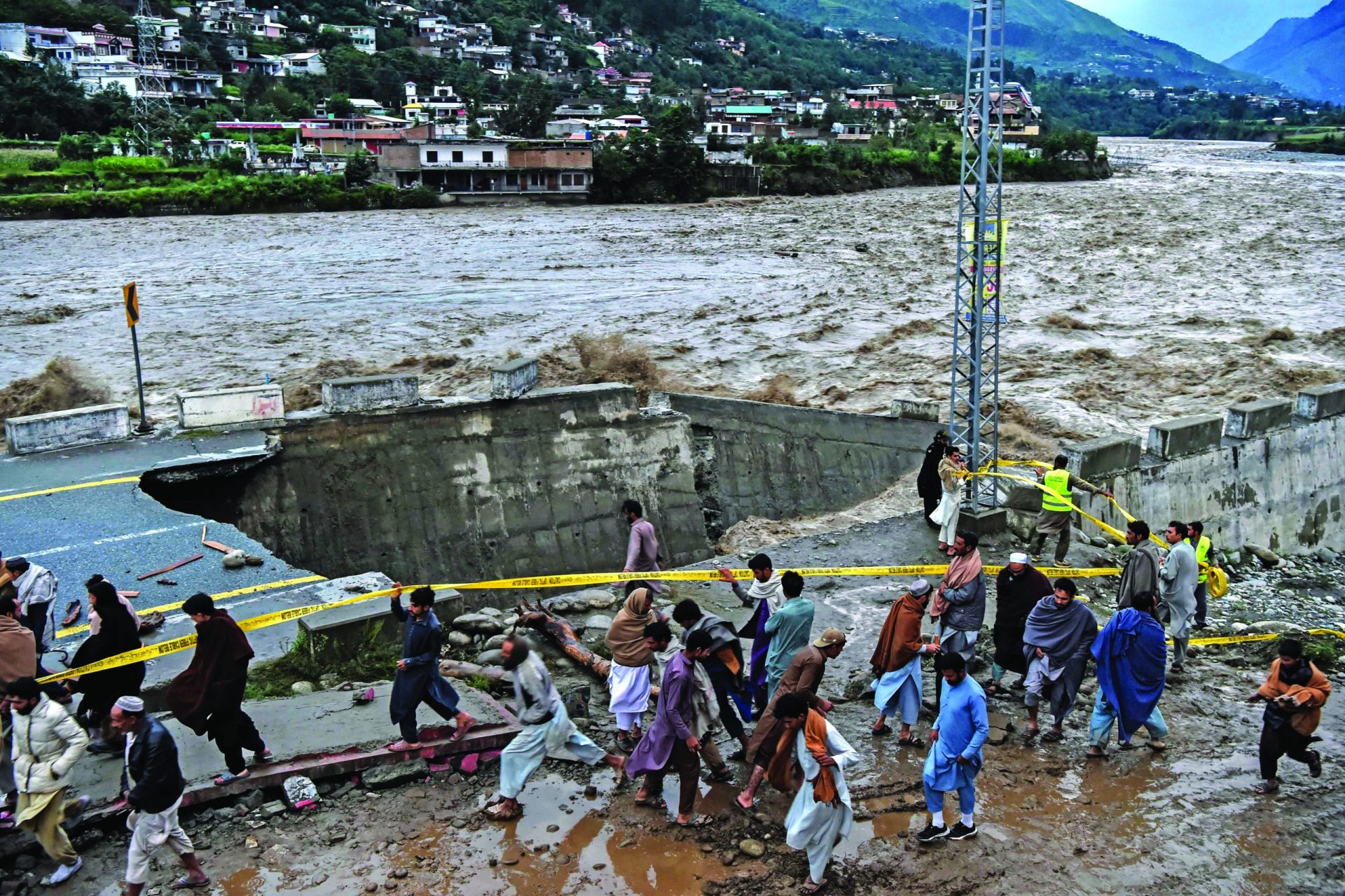 Paquistão continua a ser abalado por inundações devastadoras