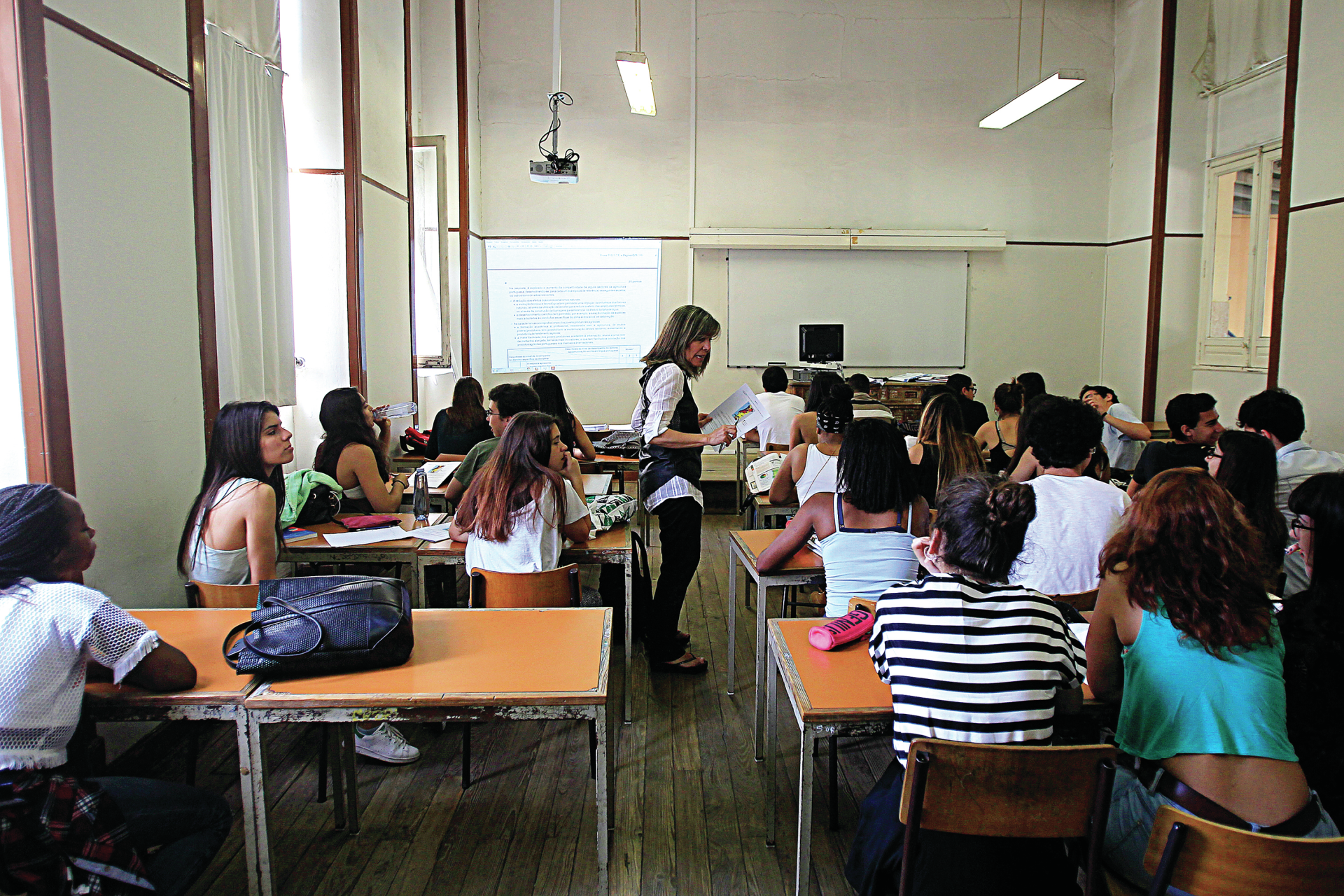 Ensino. Entre o recuo da covid-19 e a pandemia da escassez de professores