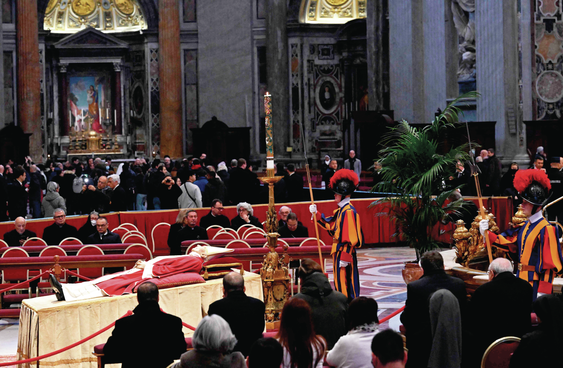 Vaticano. Dezenas de milhares despedem-se de Bento XVI