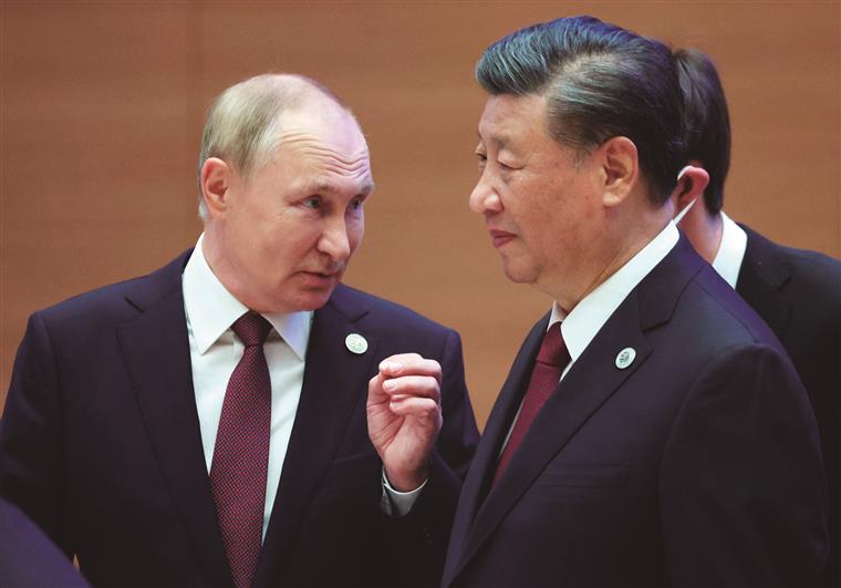 Xi Jinping diz a Putin que “maioria dos países apoia alívio das tensões”