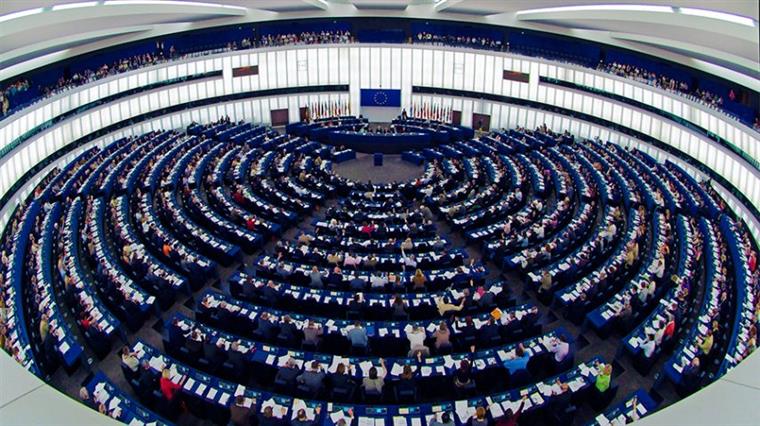 Partido do primeiro-ministro eslovaco suspenso no Parlamento Europeu por Socialistas e Democratas