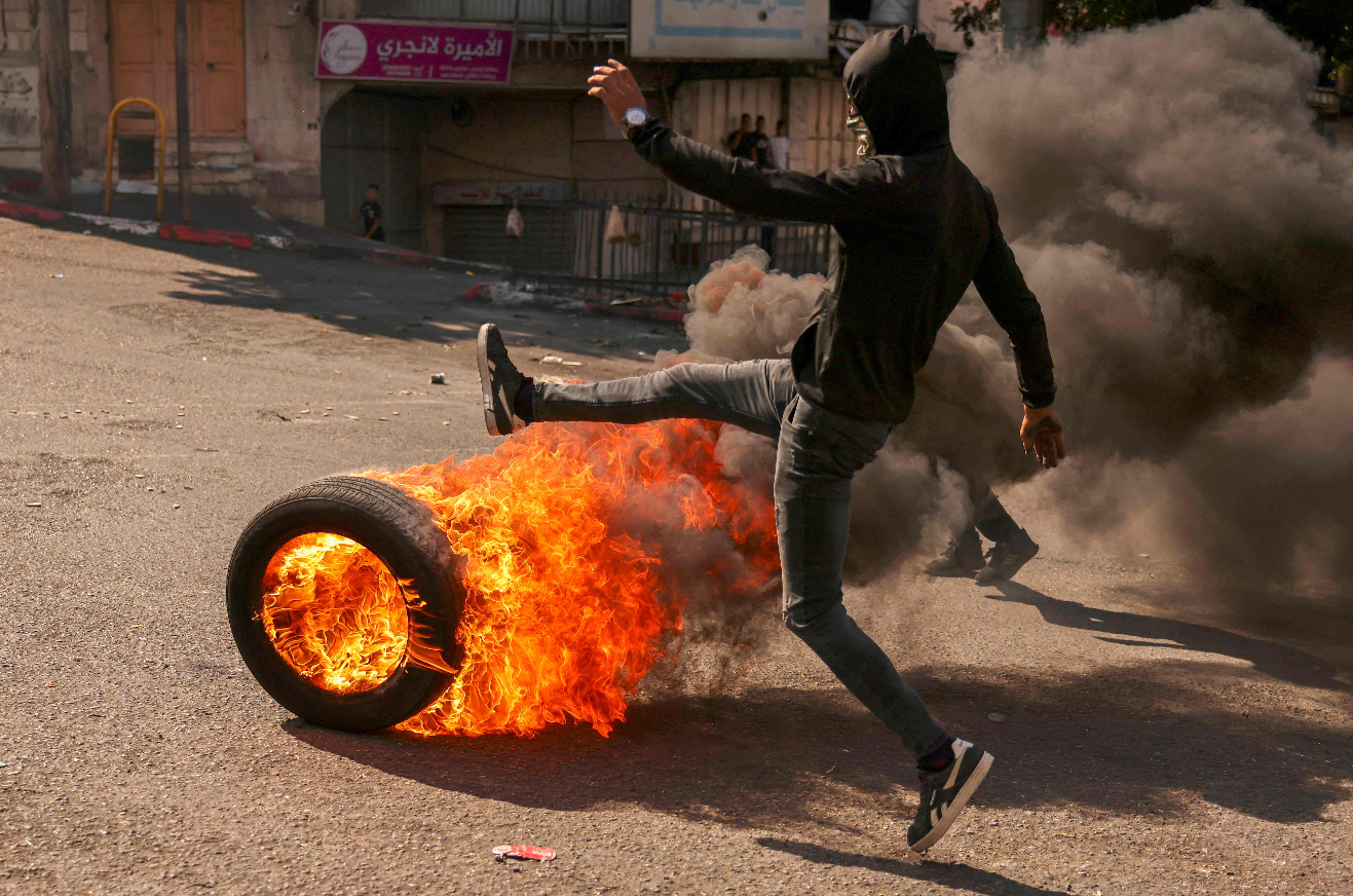 Dois jovens palestinianos mortos em protesto na Cisjordânia por tropas israelitas