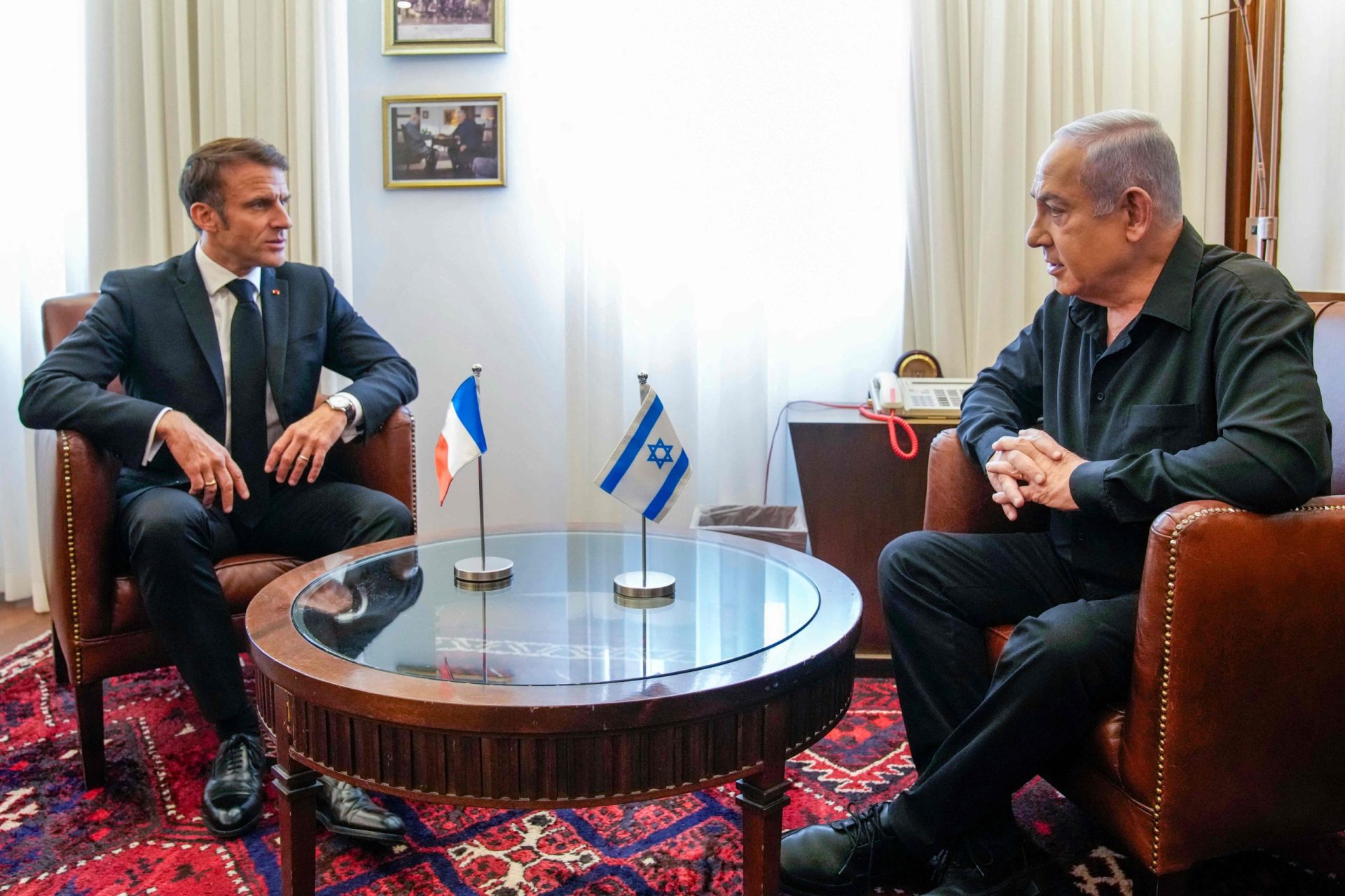 Macron já está com Netanyahu em Telavive. À tarde reúne com Abbas na Cisjordânia