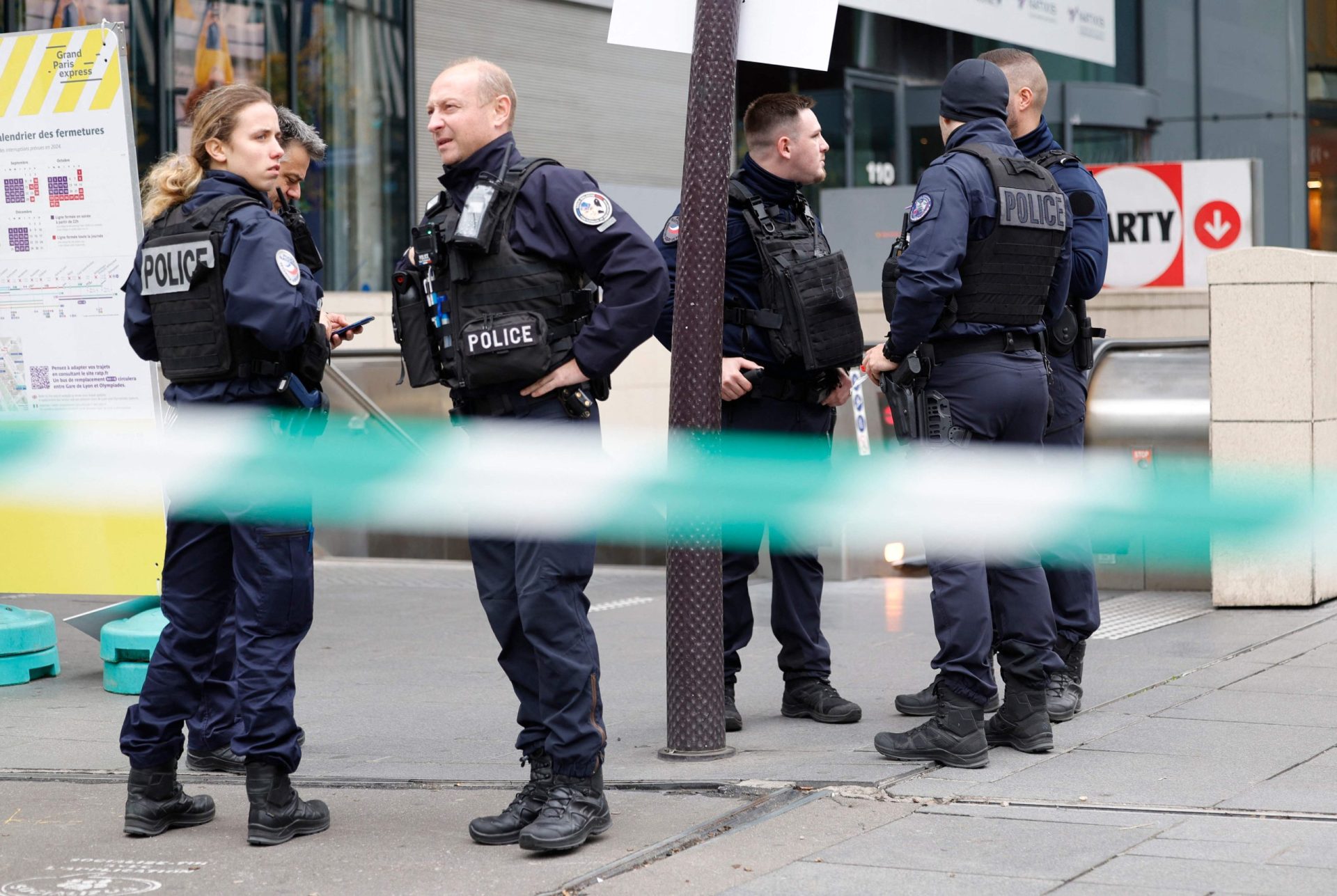 Polícia de Paris dispara sobre mulher por alegadas ameaças num comboio