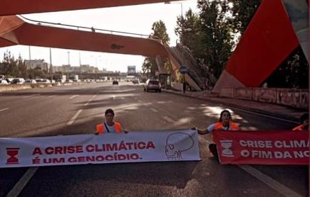 Lisboa. Ativistas climáticos cortam trânsito na Segunda Circular e depois penduram-se no viaduto da Galp