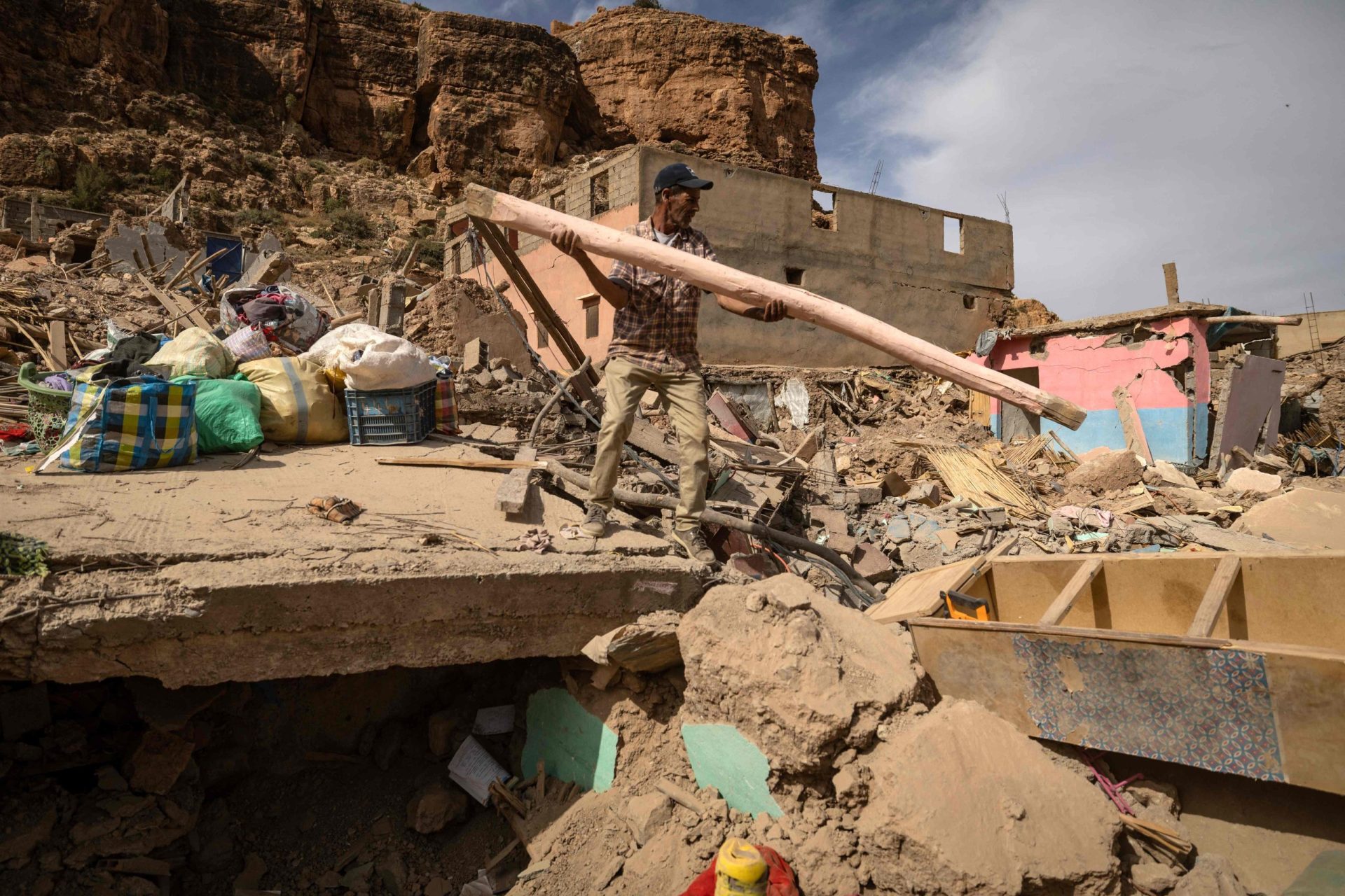 Pelo menos dois mil mortos em sismo no Afeganistão