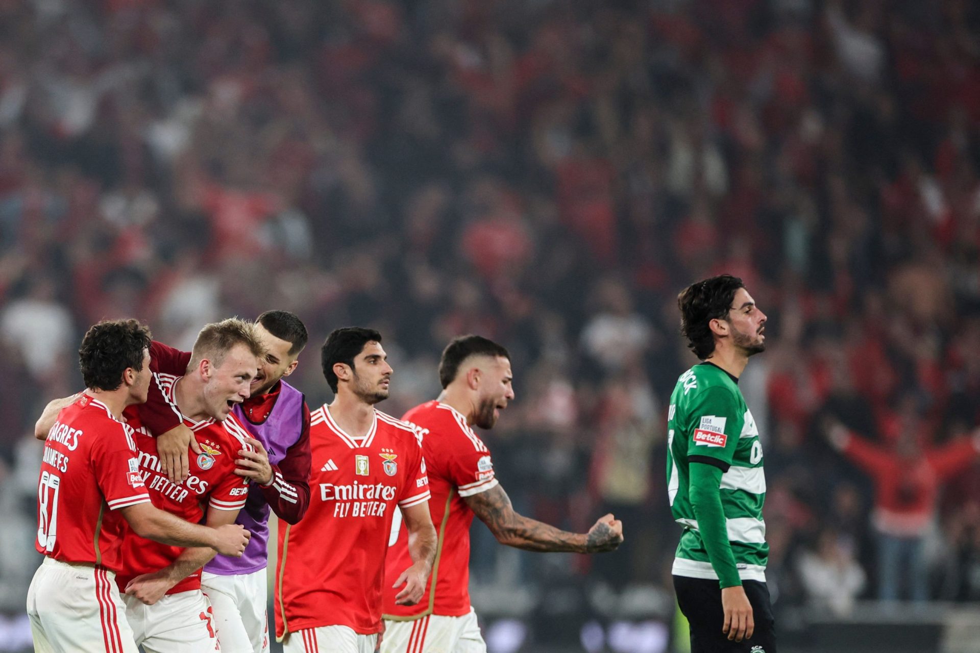 Reviravolta nos descontos leva Benfica à vitória sobre Sporting