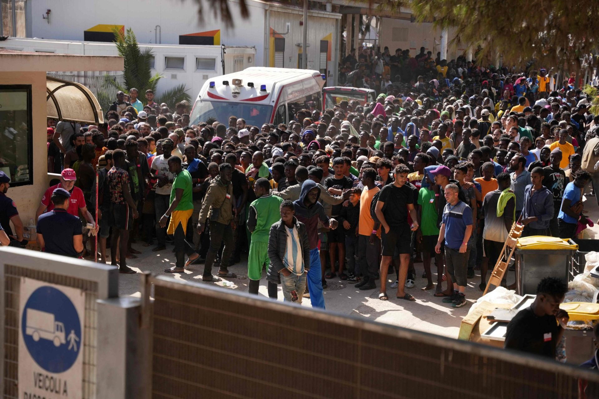 Chegaram à ilha italiana de Lampedusa nas últimas 24 horas mil e duzentos migrantes