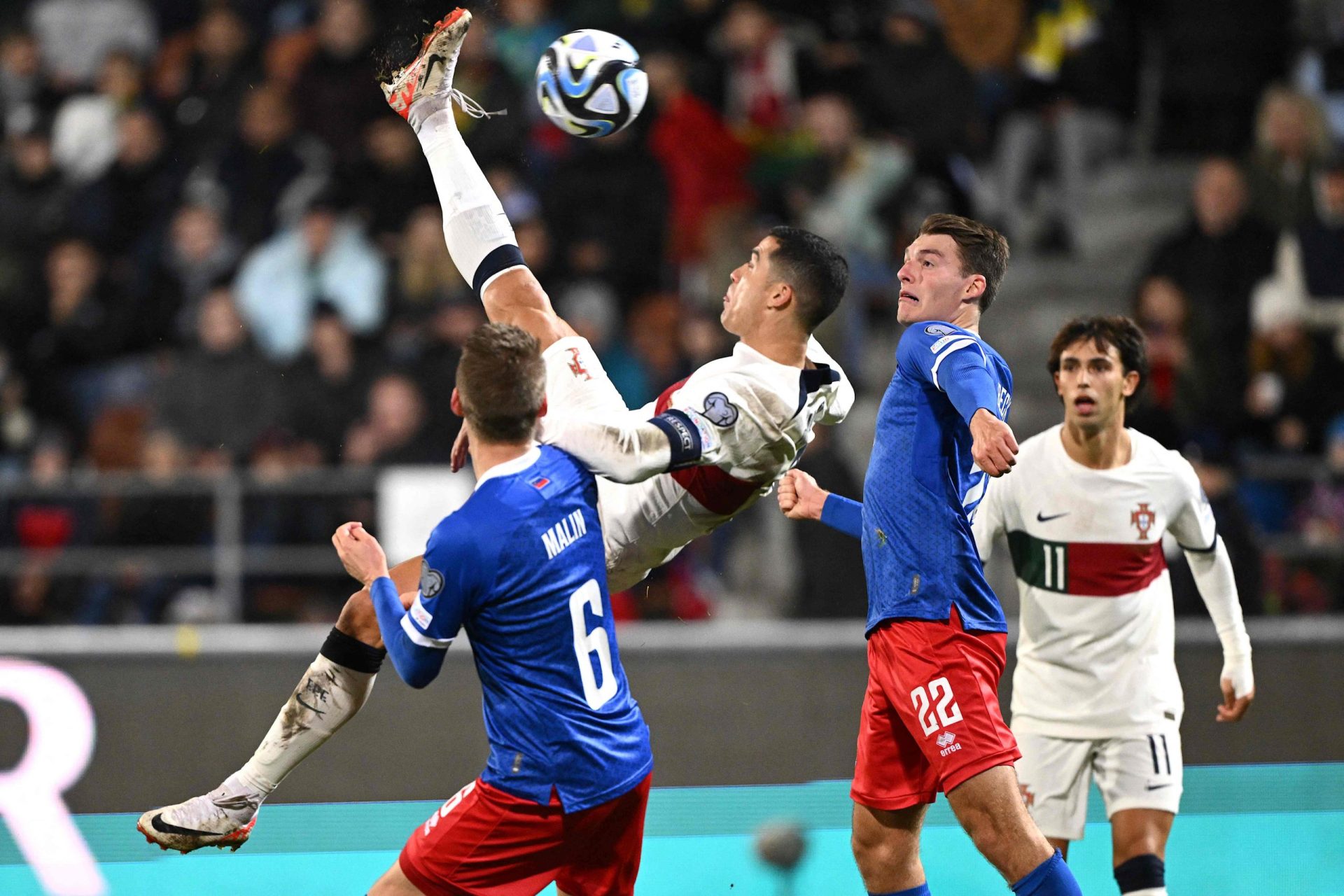 Portugal vs. Liechtenstein. Com uma perna às costas longe da fétida lesma