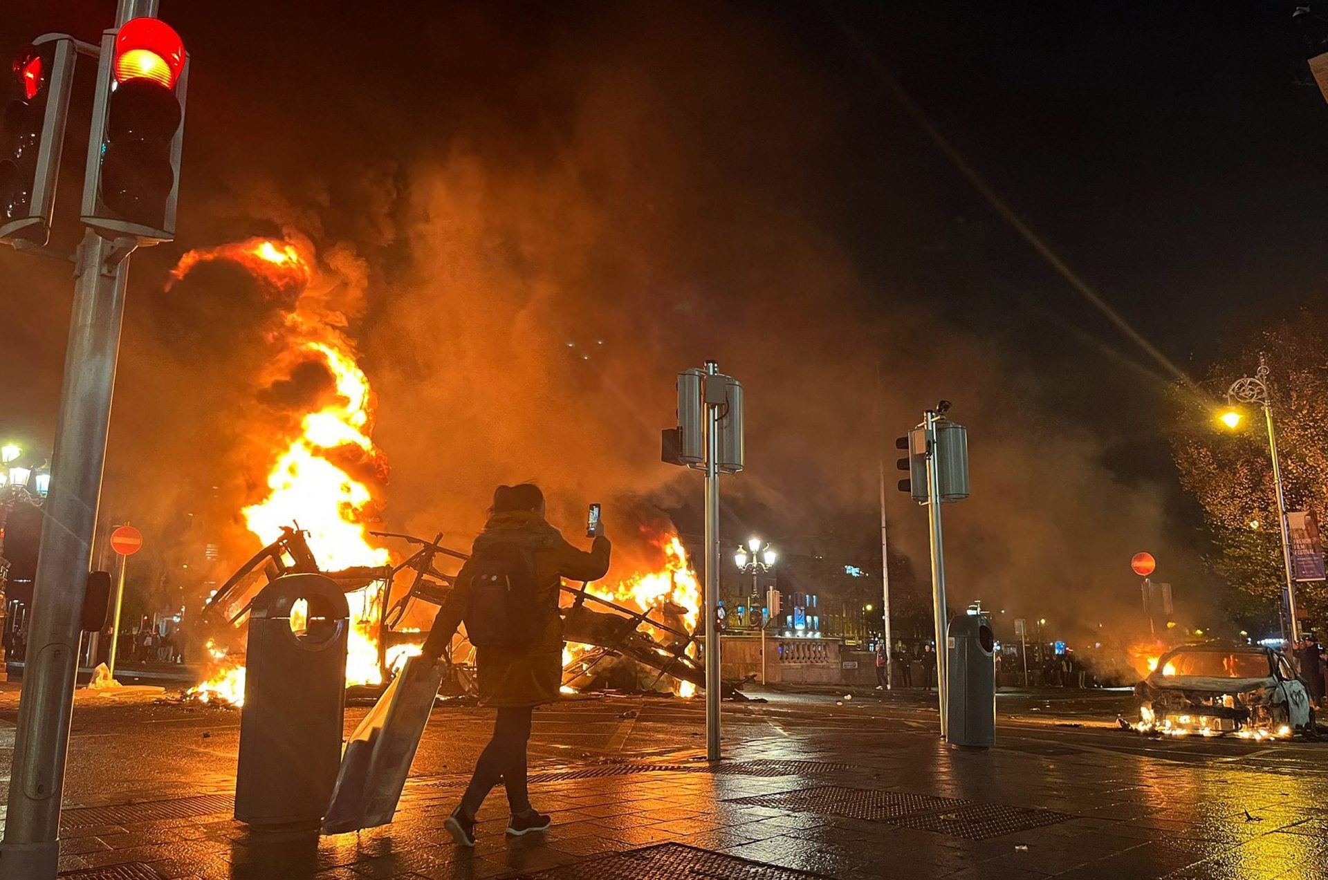 Noite de distúrbios em Dublin acaba com dezenas de detidos