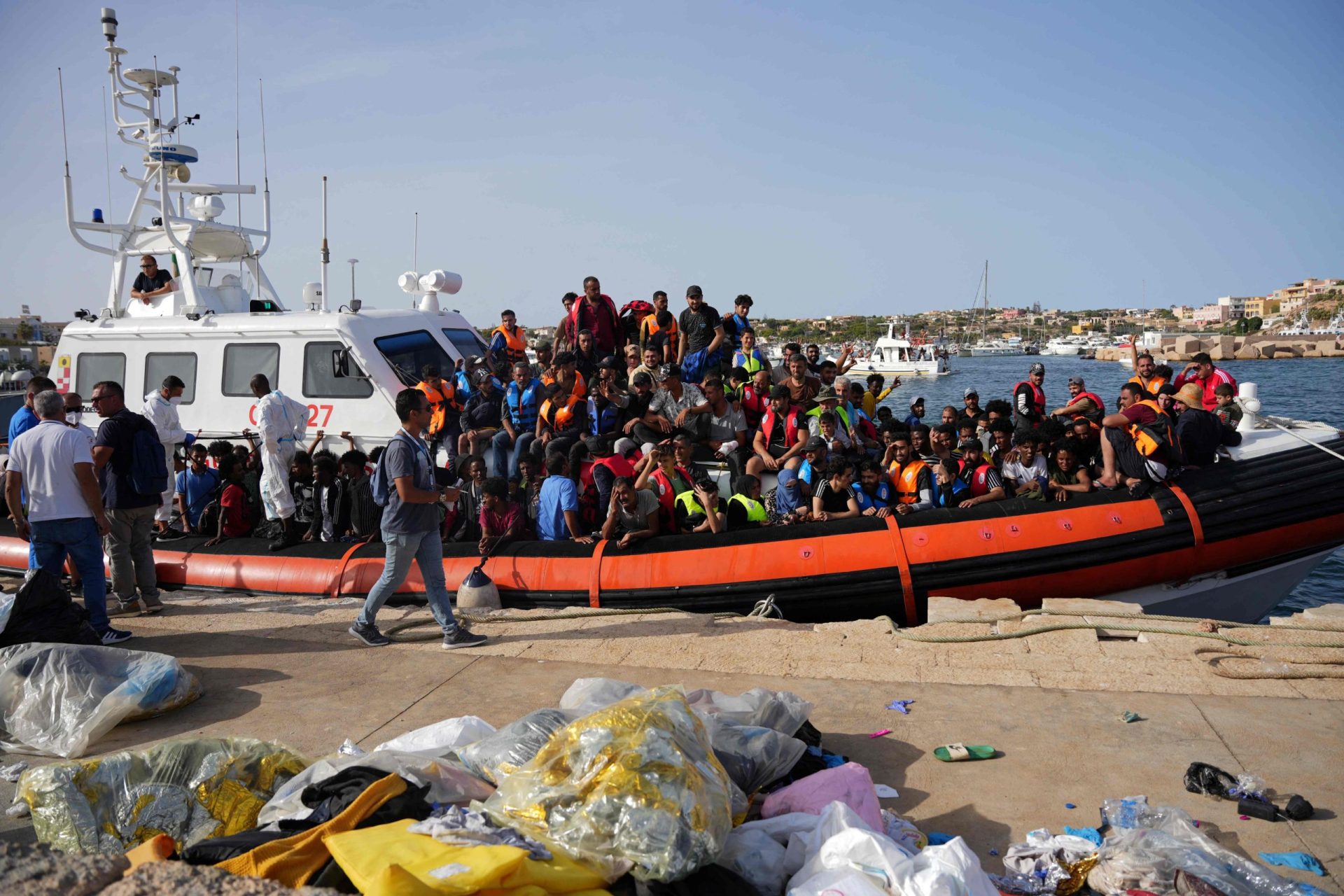 Desembarcou em Lampedusa uma embarcação com 573 pessoas