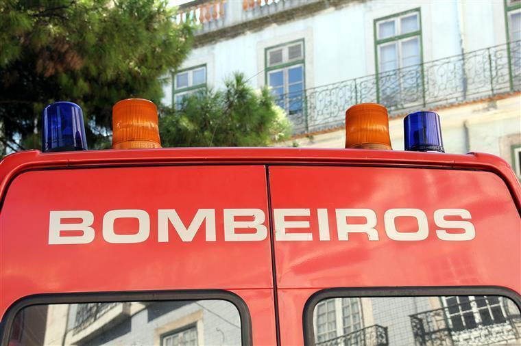 Lisboa. Camião embate em fachada de prédio e causa fuga de gás