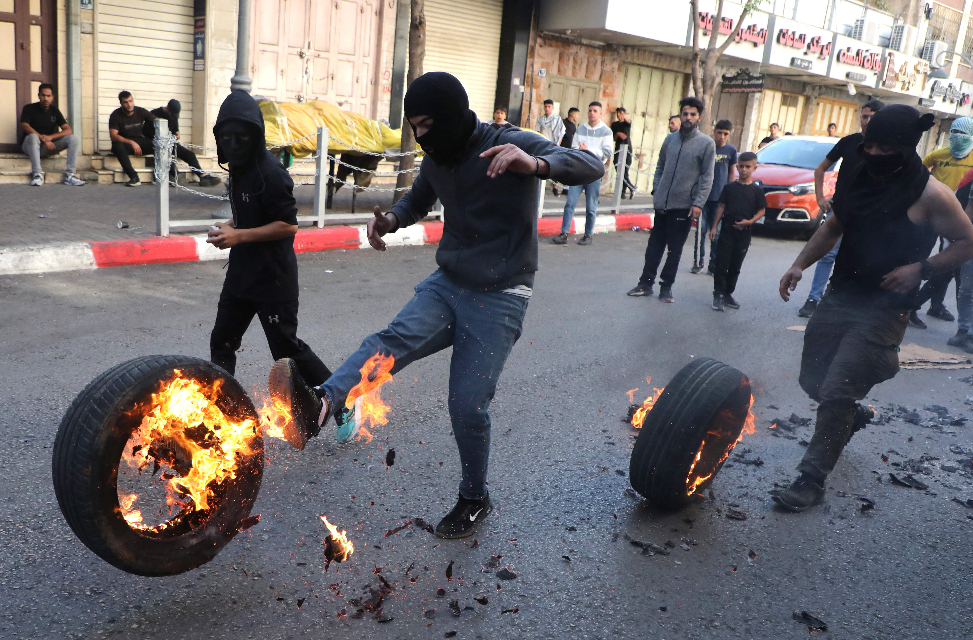 Dois mortos e mais de 50 palestinianos detidos na Cisjordânia