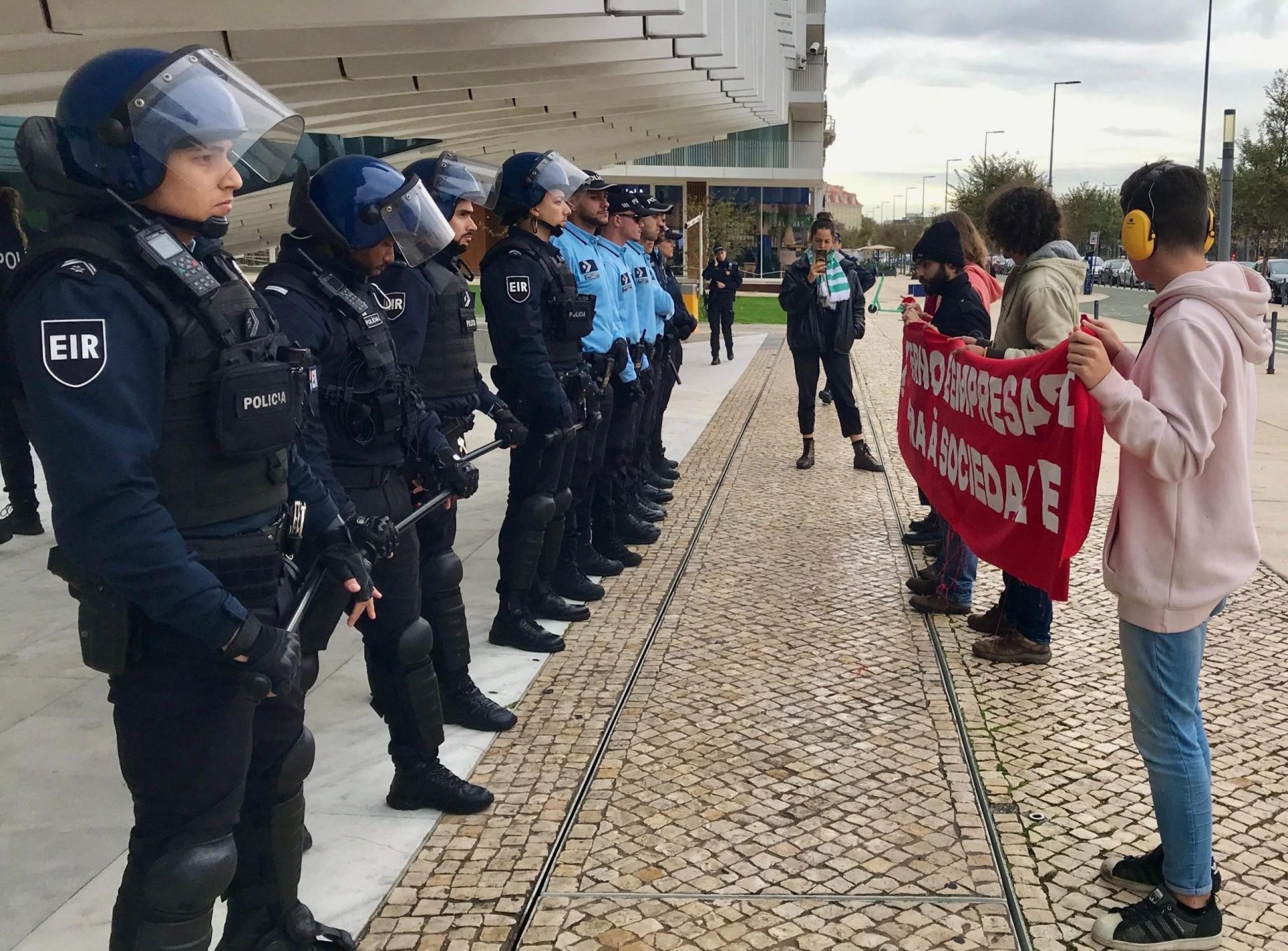 Ativistas do Climáximo manifestaram-se em frente à sede da EDP