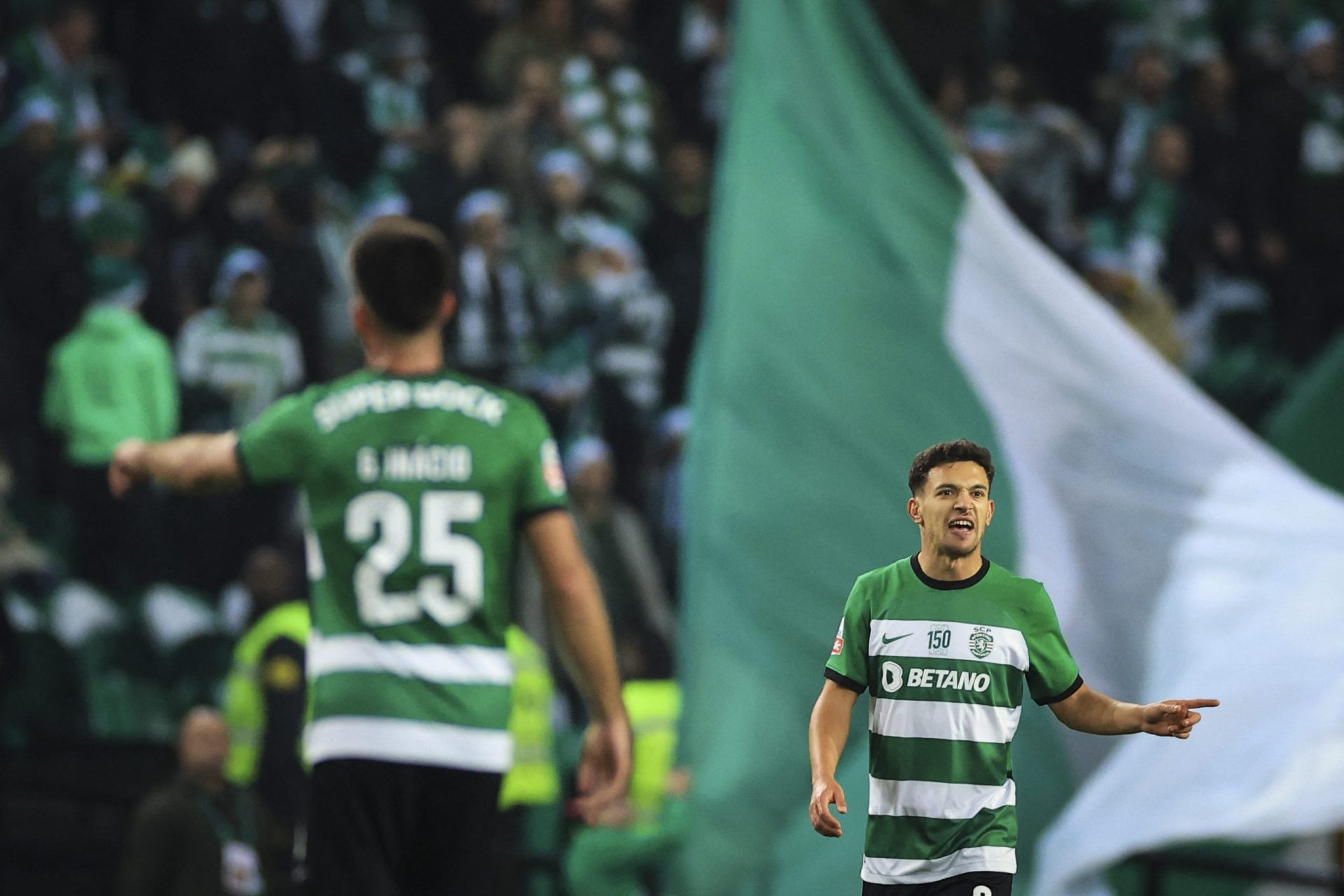 Sporting vence o FC Porto por 2-0 e assume liderança isolada