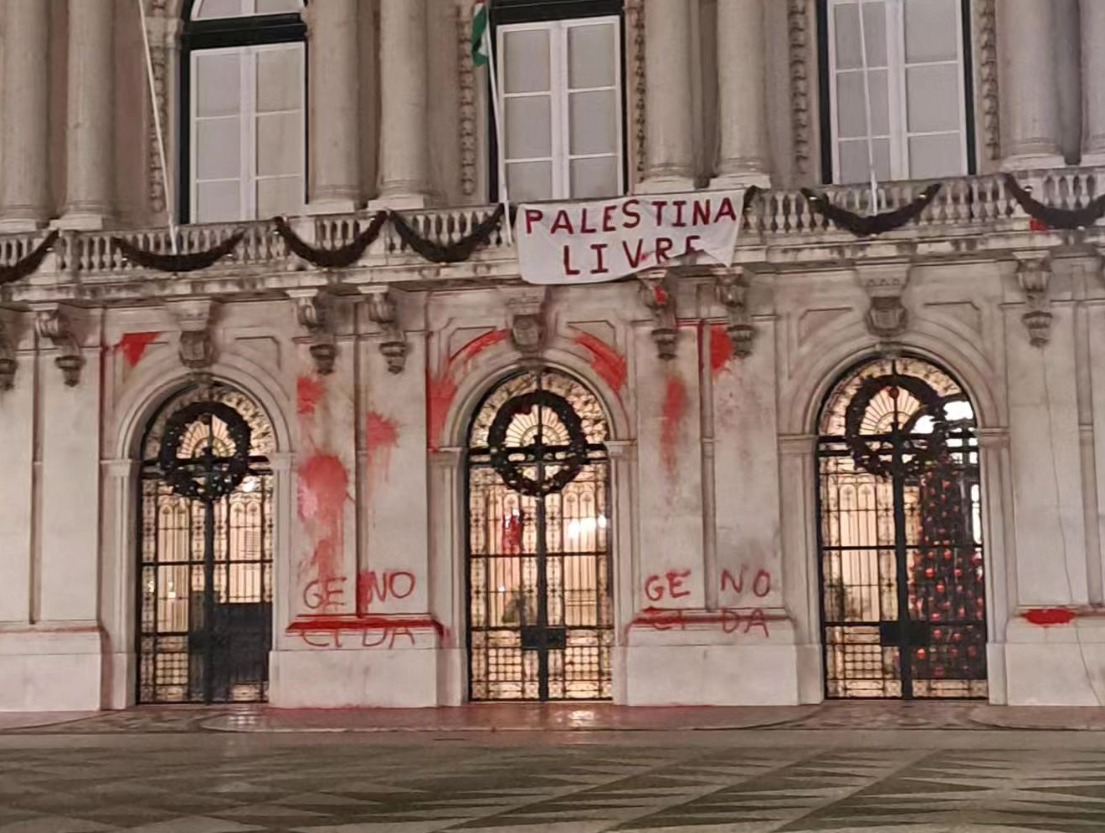 CML. Ativistas hasteiam bandeira da Palestina na Câmara