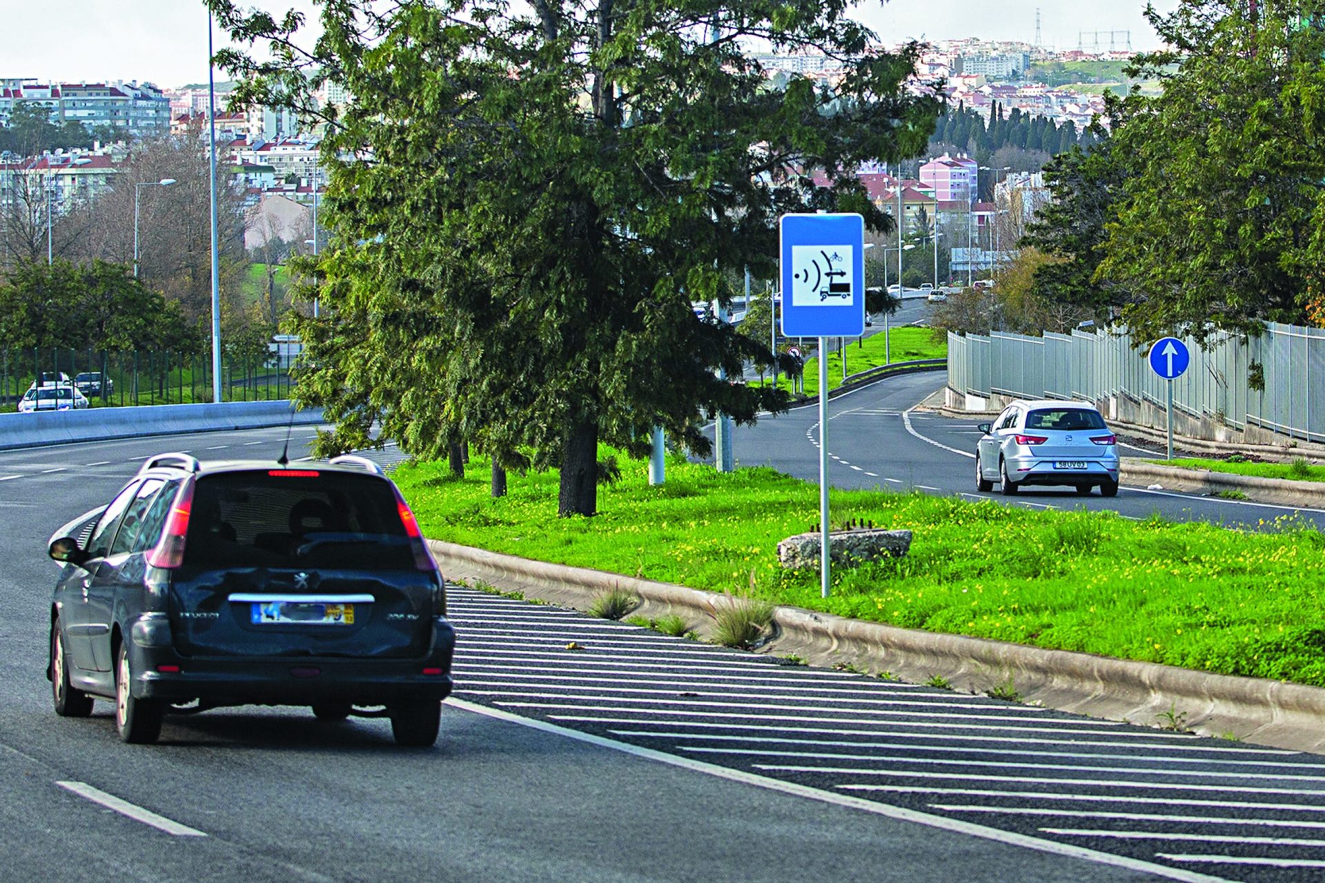 Acidente na A1 faz dois feridos e corta o trânsito