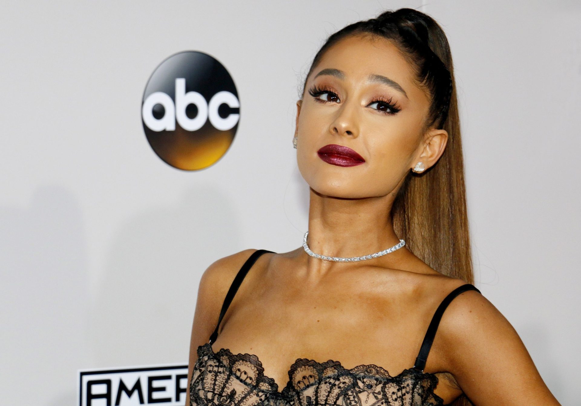 Ariana Grande anuncia lançamento de novo álbum para 2024