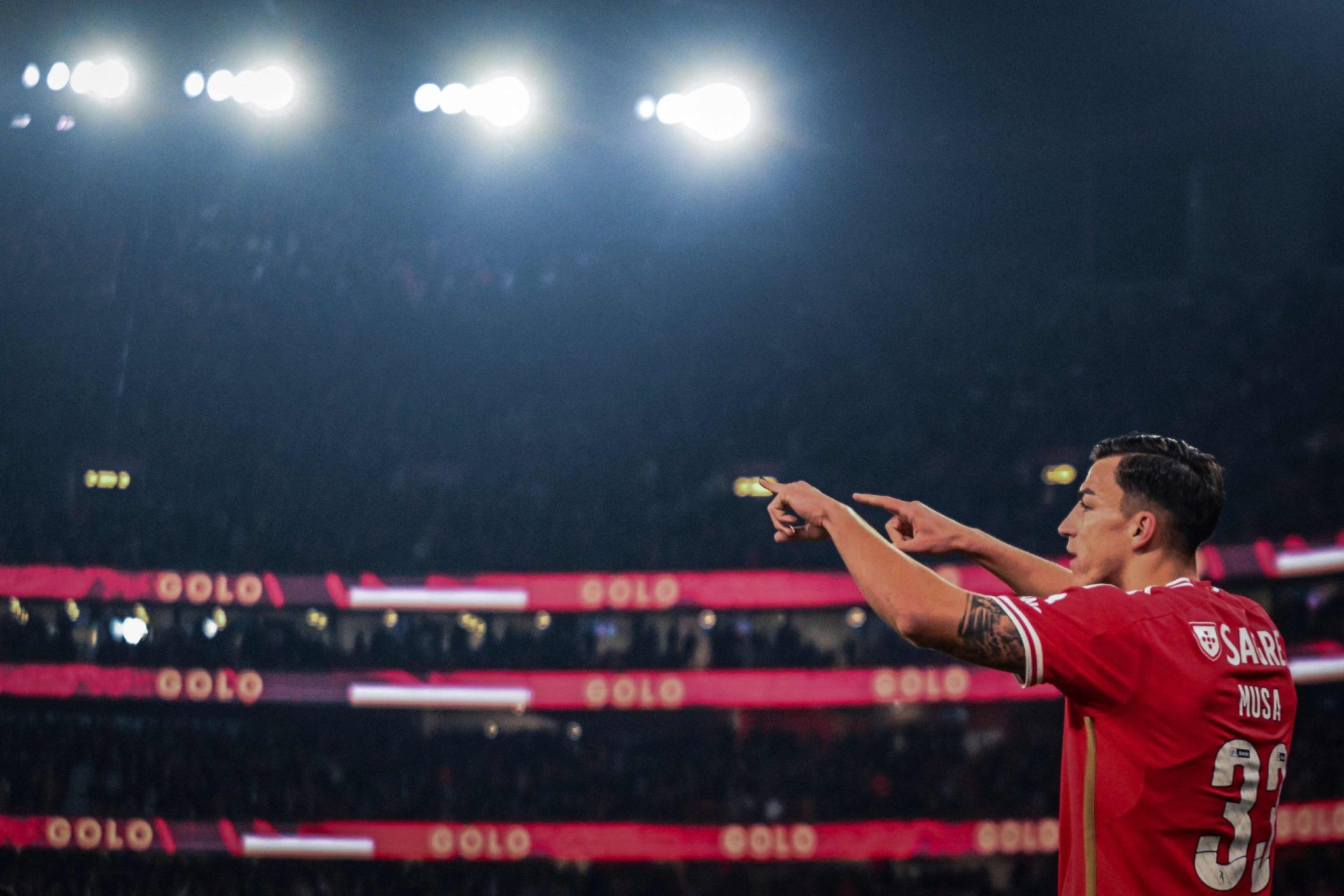 Benfica bate Famalição e alcança liderança provisória