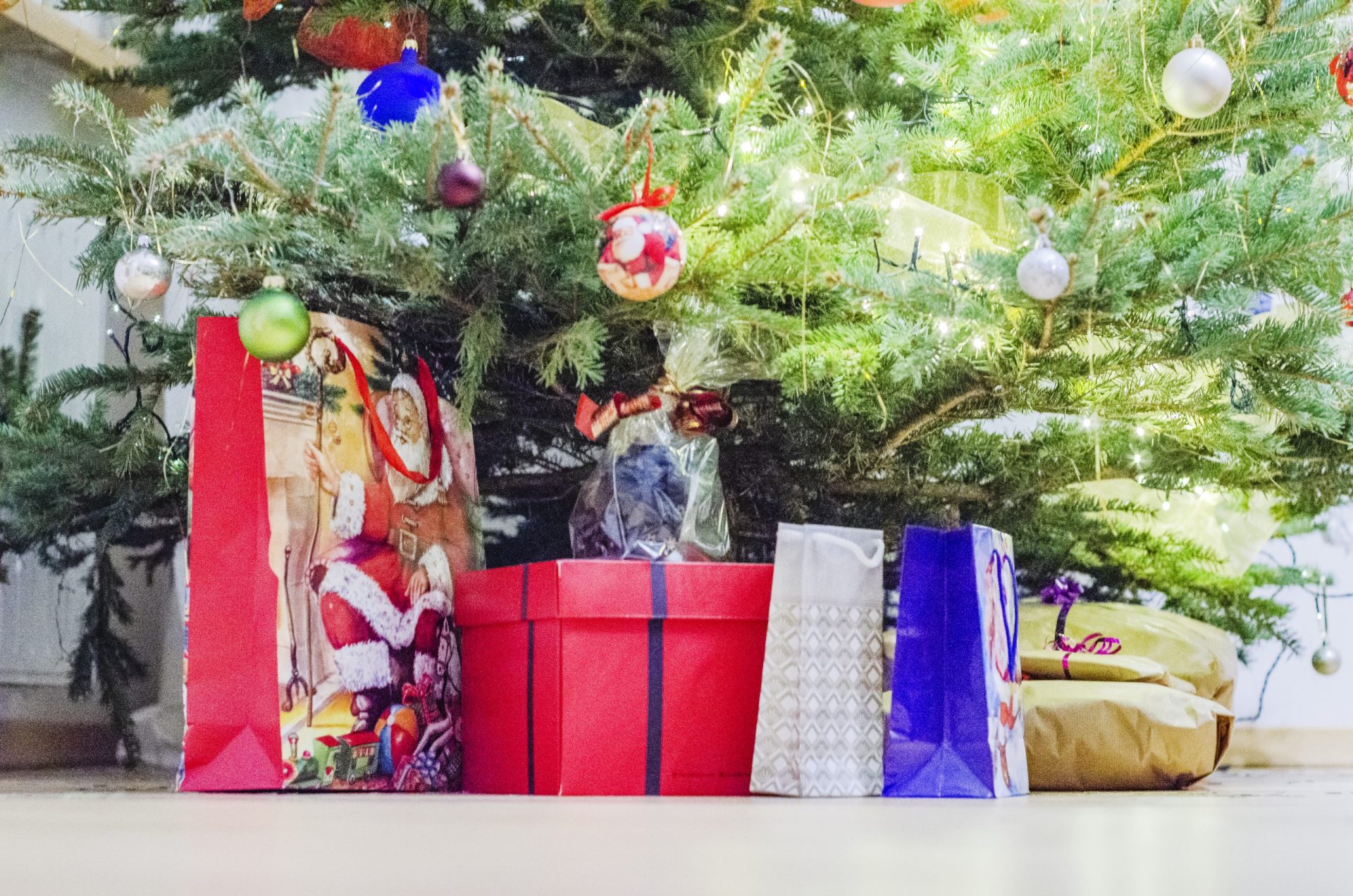 Corrida aos presentes. “All I want for Christmas is you”… e algo debaixo da árvore de Natal