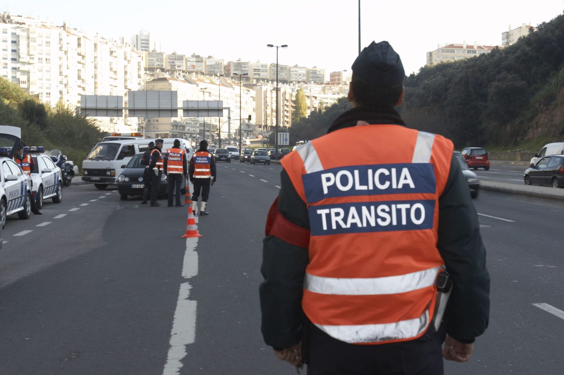 Detetados mais de 400 condutores a usar telemóvel durante condução em sete dias