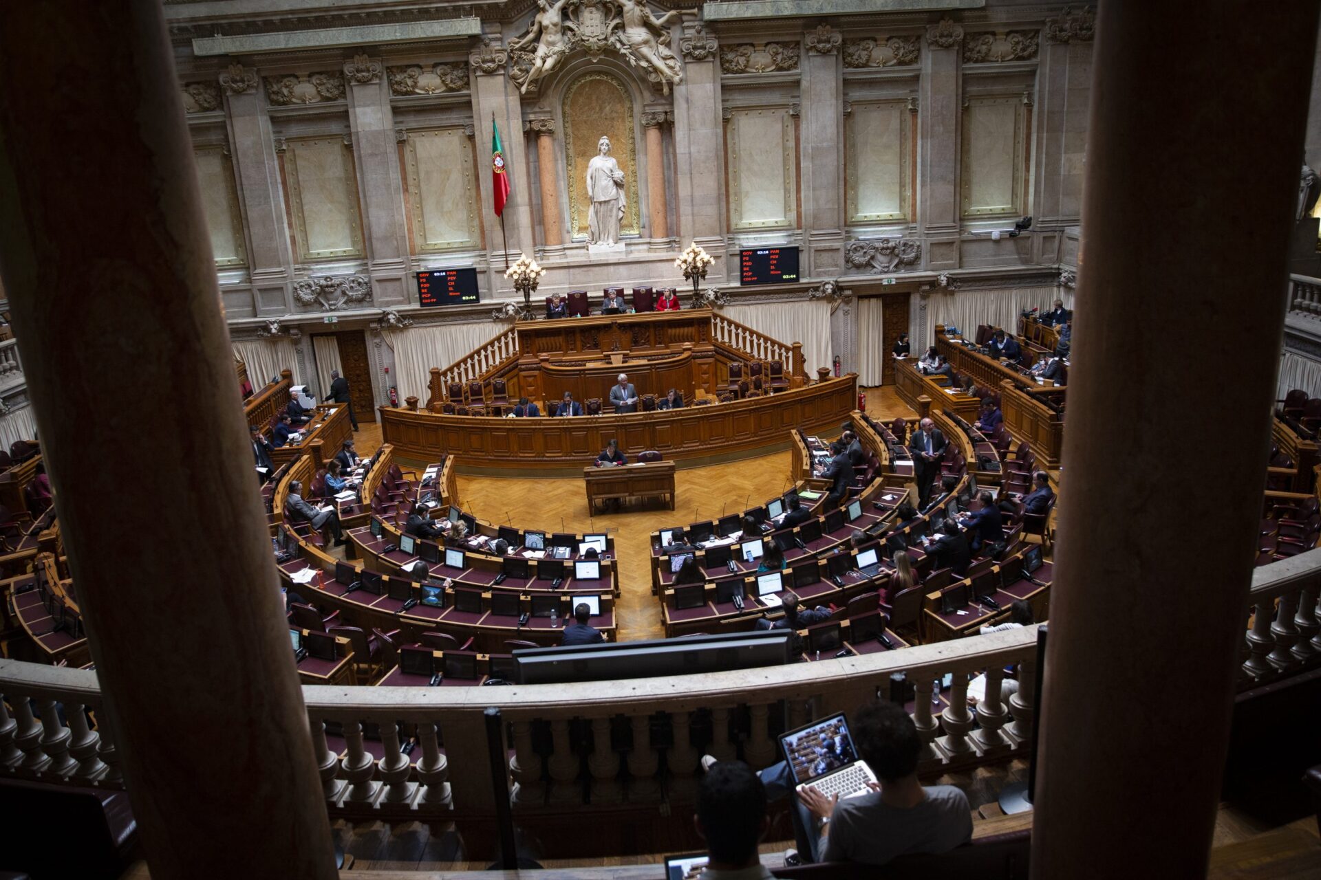 Reprovada moção de censura do Chega com abstenção do PSD e IL a favor