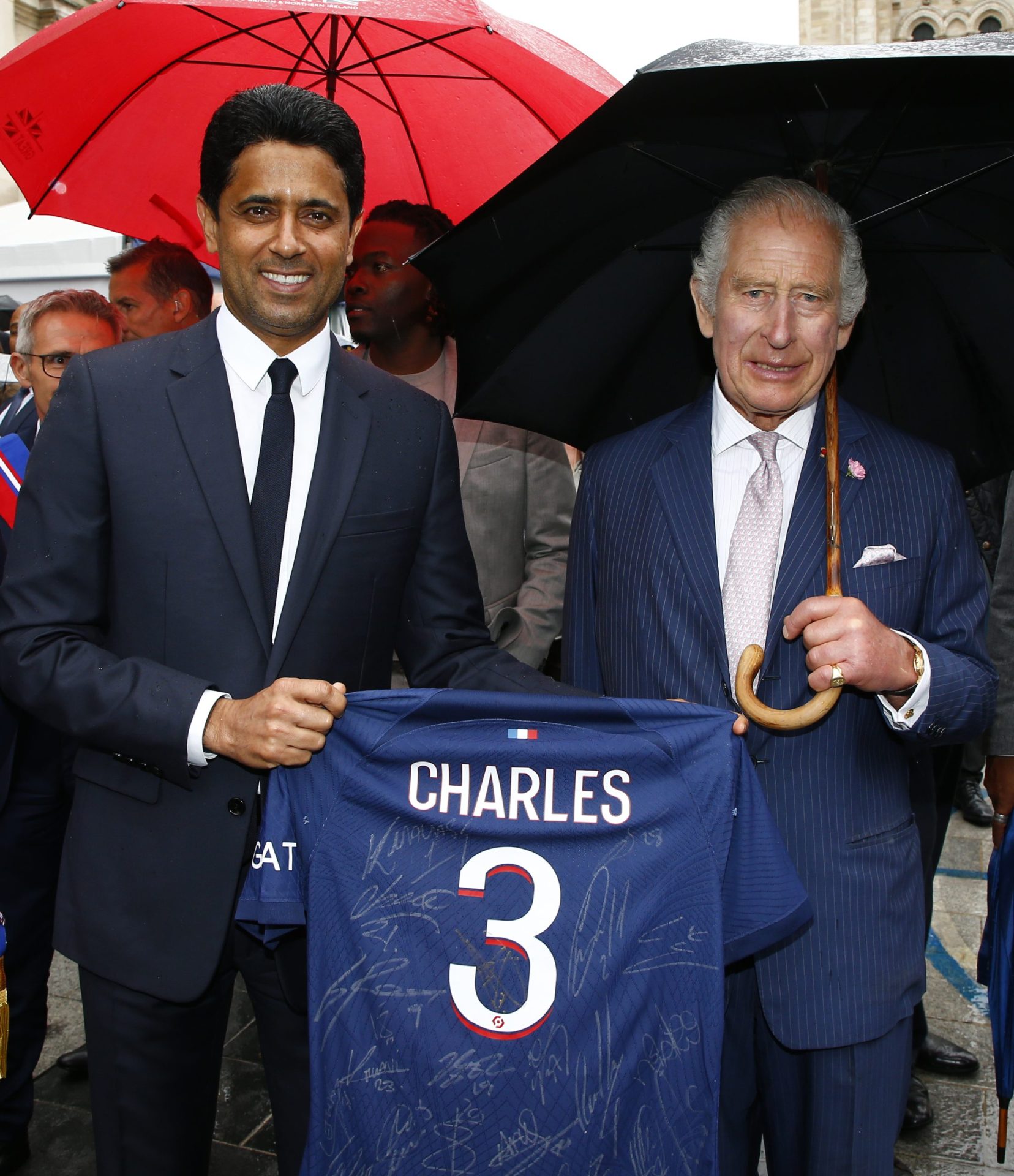 França. Carlos III recebe camisola do PSG das mãos do presidente do clube