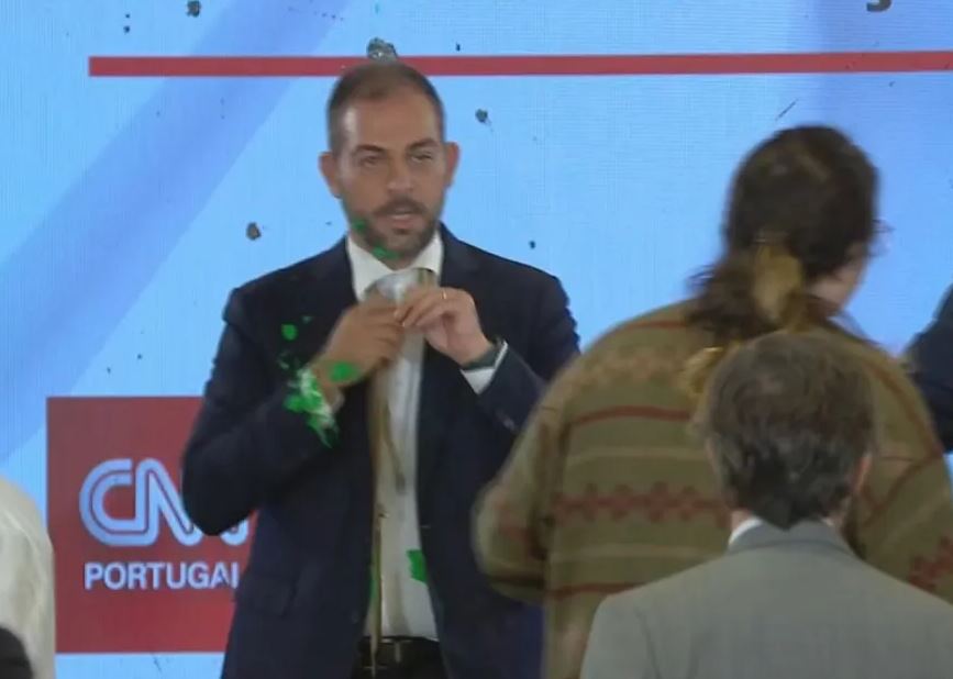 Duarte Cordeiro atacado em palco de cimeira com tinta verde