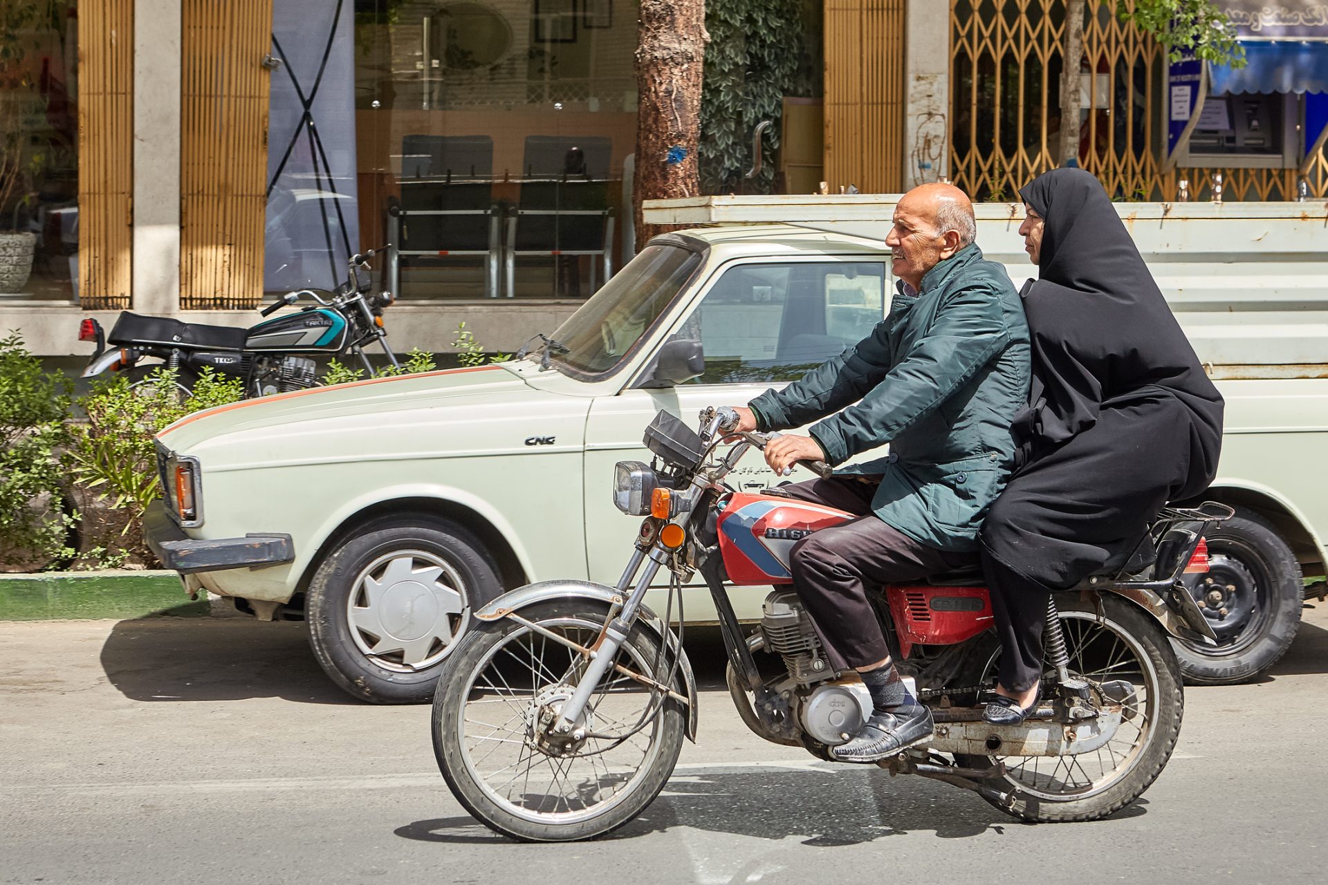 Irão. Autorização para mulheres conduzirem motas em análise