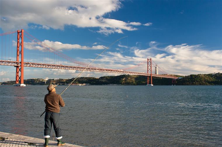 Ponte 25 de Abril encerrada nos dois sentidos na madrugada de domingo