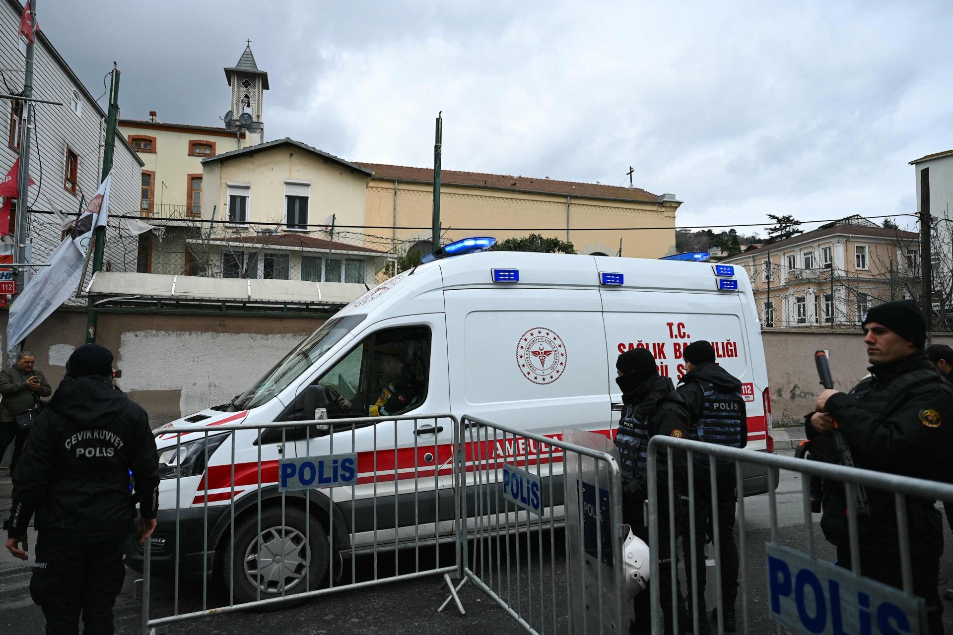 Ataque armado a igreja em Istambul faz um morto