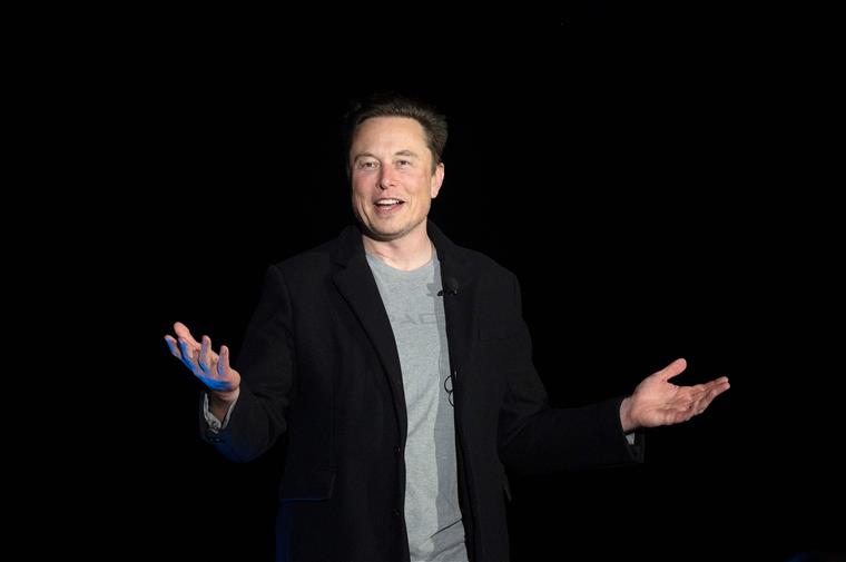 Empresa de Elon Musk implantou chip cerebral em doente