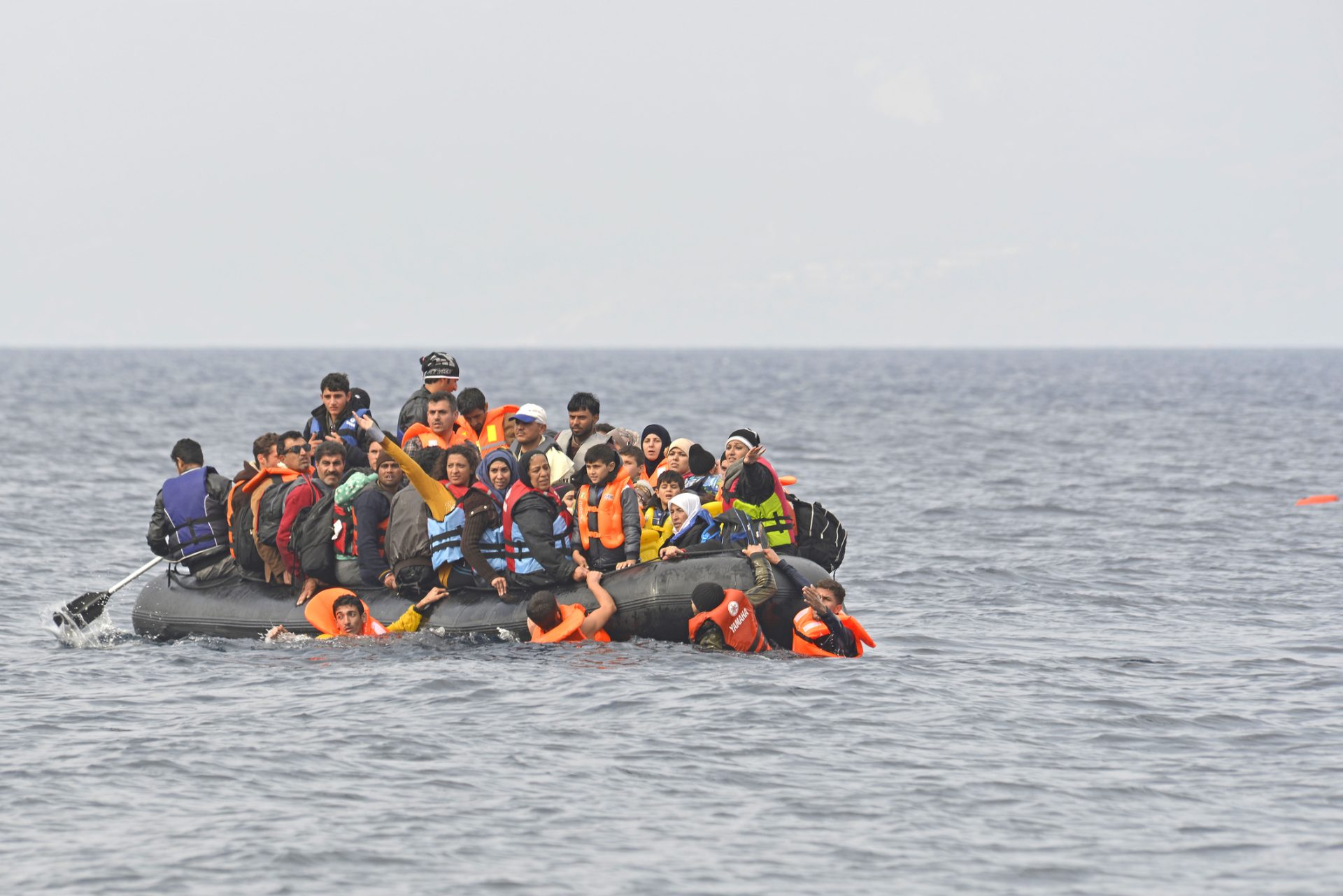 Refugiados. Quase 400 migrantes resgatados ao largo das Ilhas Canárias