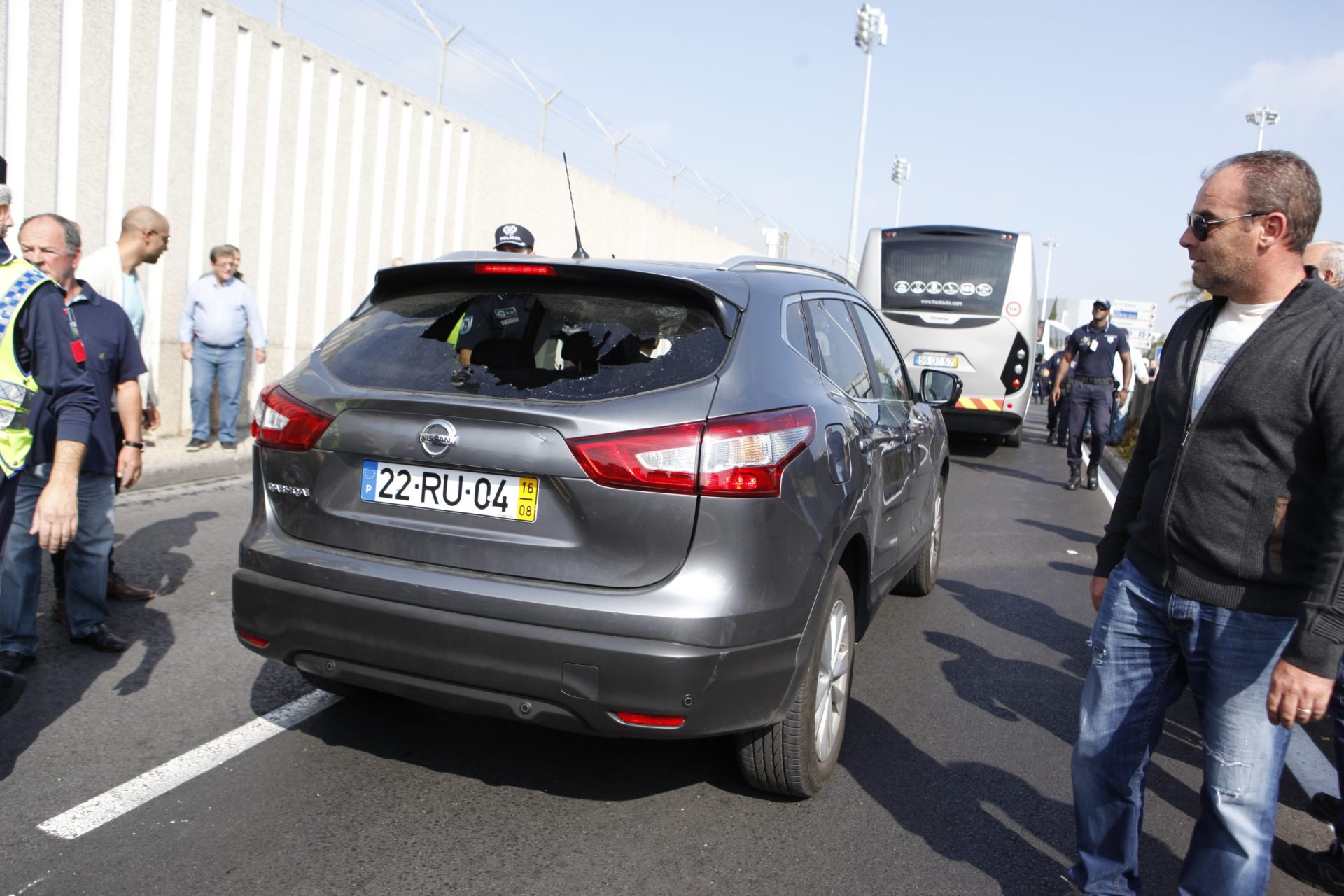 Ataque a carro da Uber junto ao aeroporto. Dois taxistas detidos | FOTOGALERIA