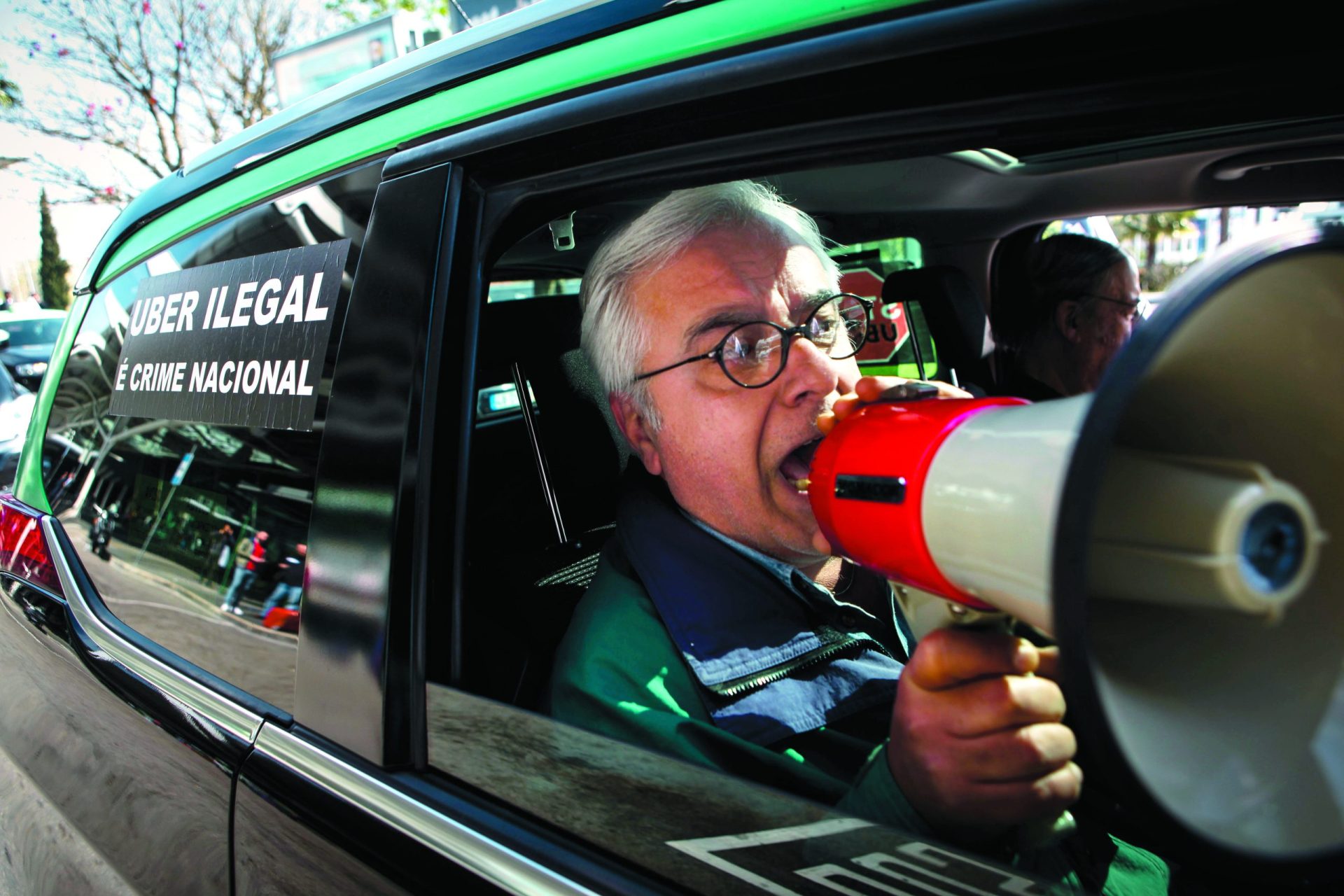 PS compreende razões dos taxistas e quer paz no setor