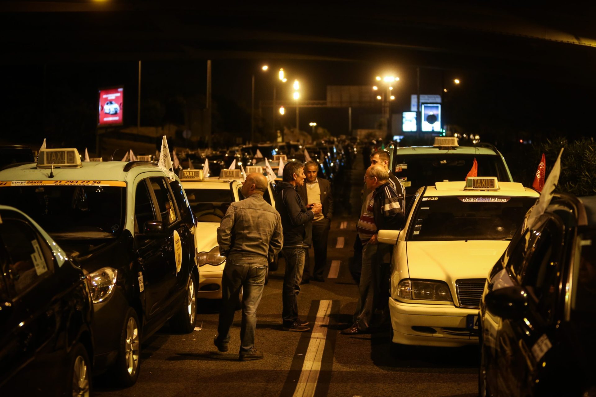 Mantém-se o impasse dos taxistas na Rotunda do Relógio | FOTOS