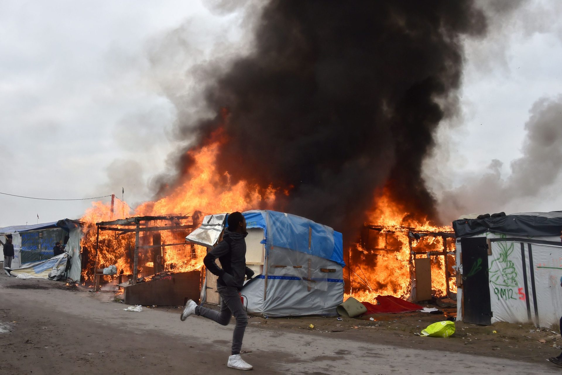 Calais.“A Selva” ardeu antes do terceiro dia de despejo