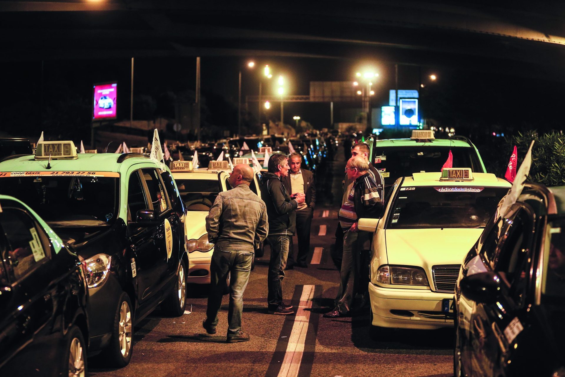 Taxista que partiu espelho de carro da PSP condenado por dano qualificado