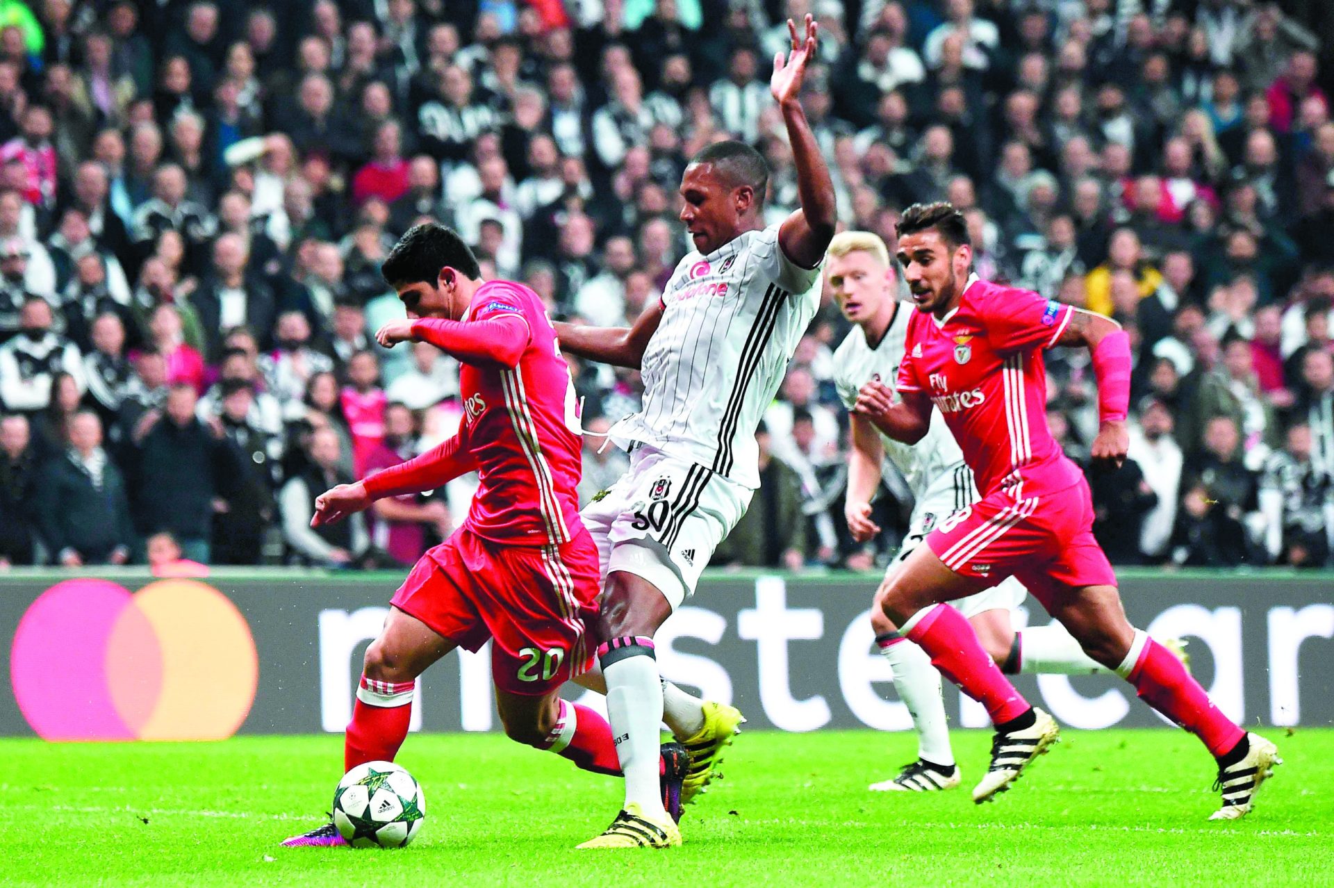 Besiktas-Benfica. A primeira parte é minha, a segunda é tua!