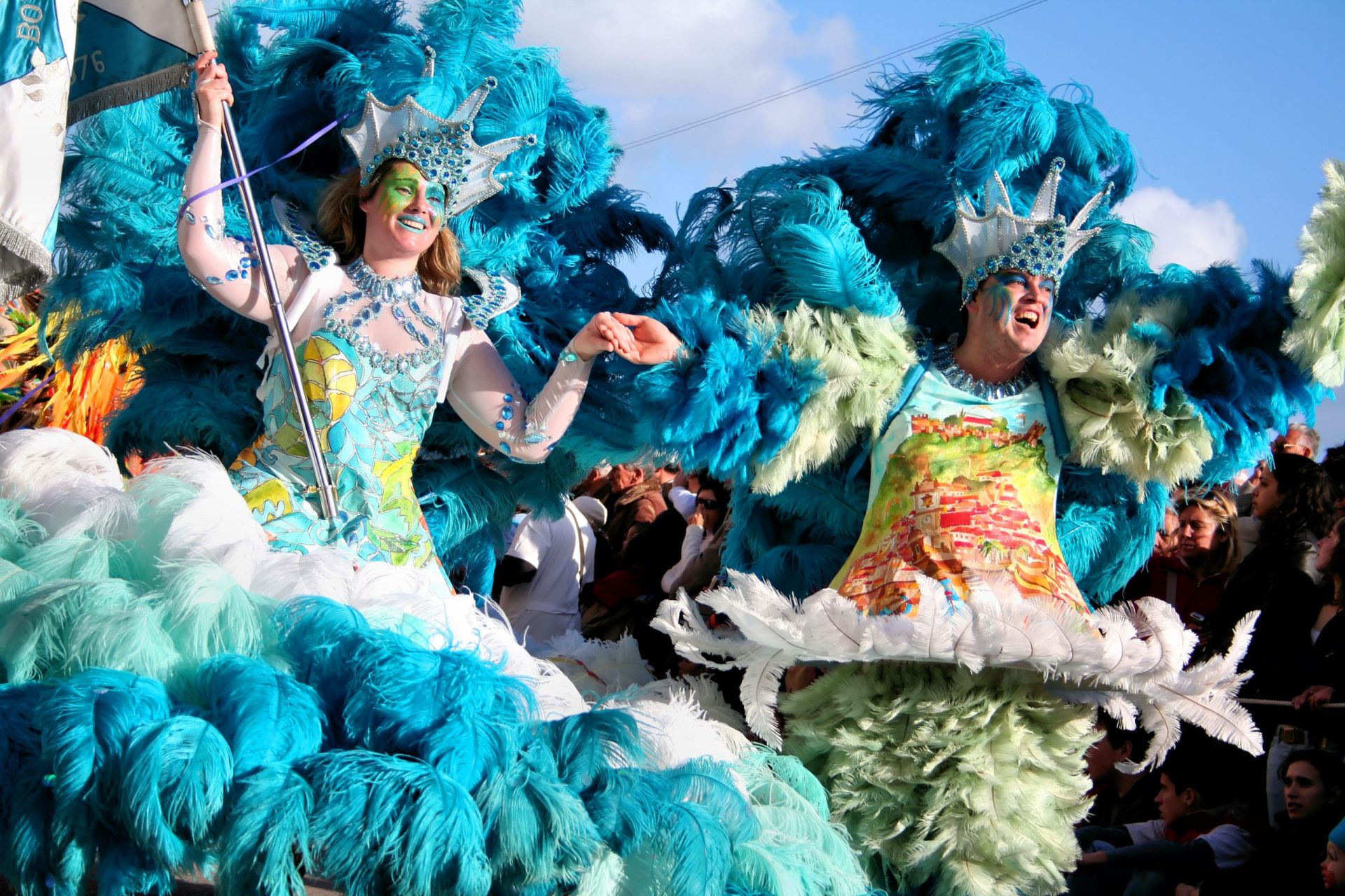 Cortes no Carnaval brasileiro devido à recessão