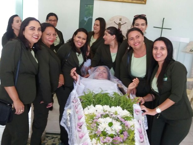 Mulher realiza sonho de ver o seu próprio velório