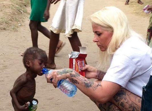 Mulher que adotou menino “bruxo” é a mais inspiradora do ano