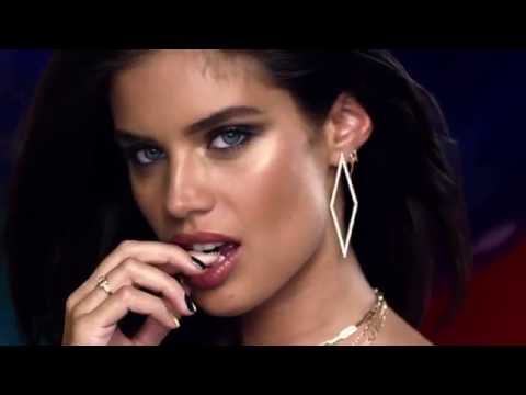 Sara Sampaio sexy em calendário de Natal [vídeo]