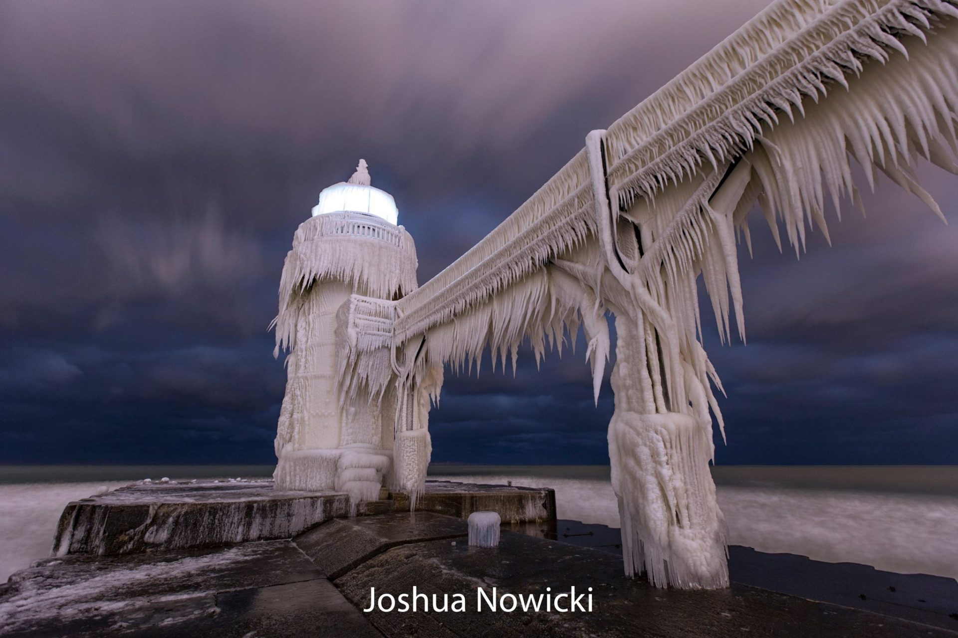 EUA. Farol de Michigan completamente congelado [vídeo]