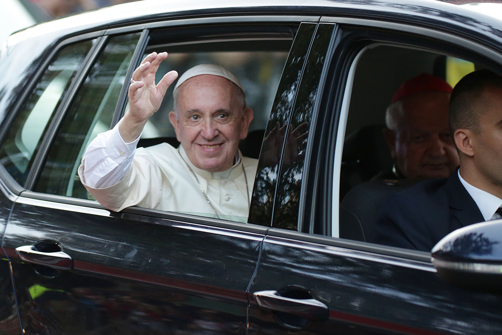 Papa Francisco entra em loja de produtos ortopédicos para comprar sapatos