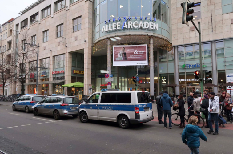 Pacote suspeito encerra linha de metro e centro comercial