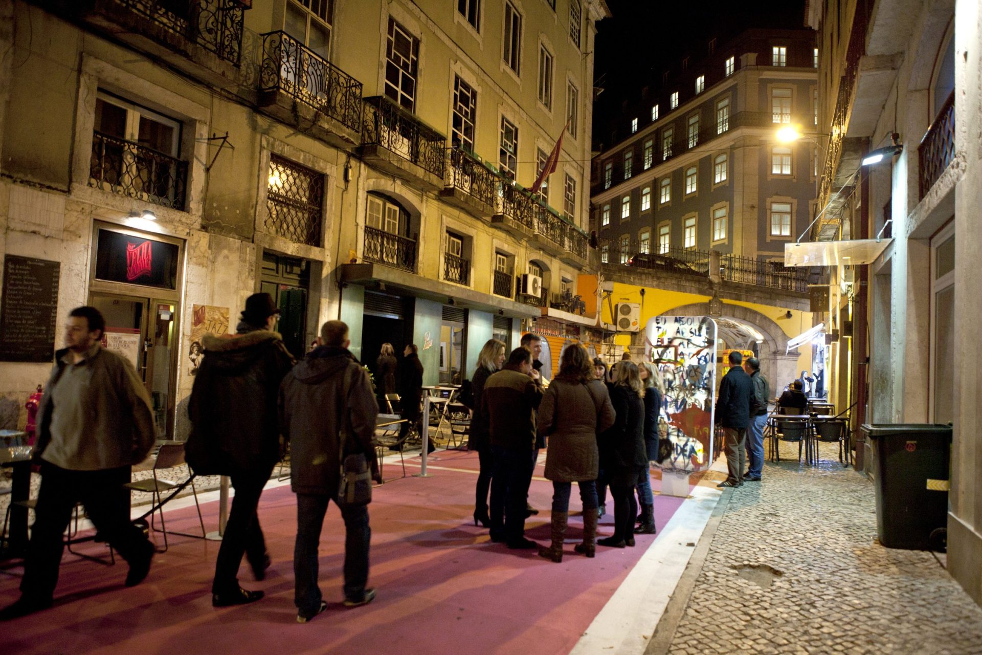 Câmara de Lisboa reduz horário a bares do Cais do Sodré e do Bairro Alto